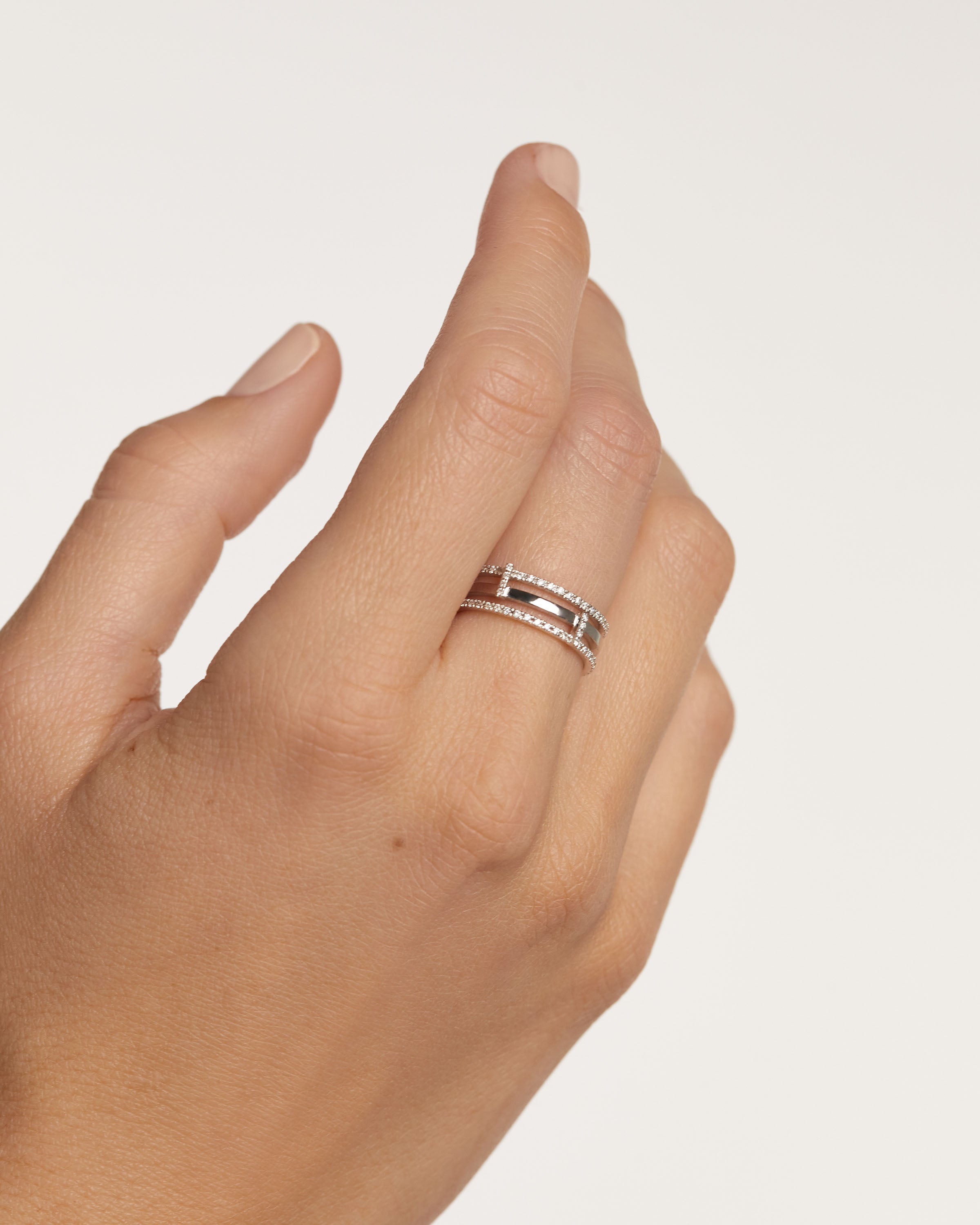 Anillo Continuo de Oro Blanco con Brillantes Incrustados