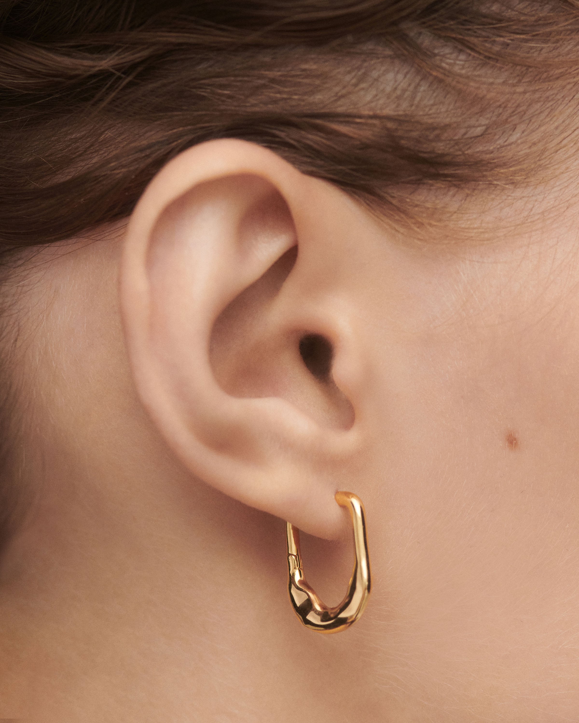 Aros Ígneos: Diseño en Fusión Volcánica para Estilo Audaz