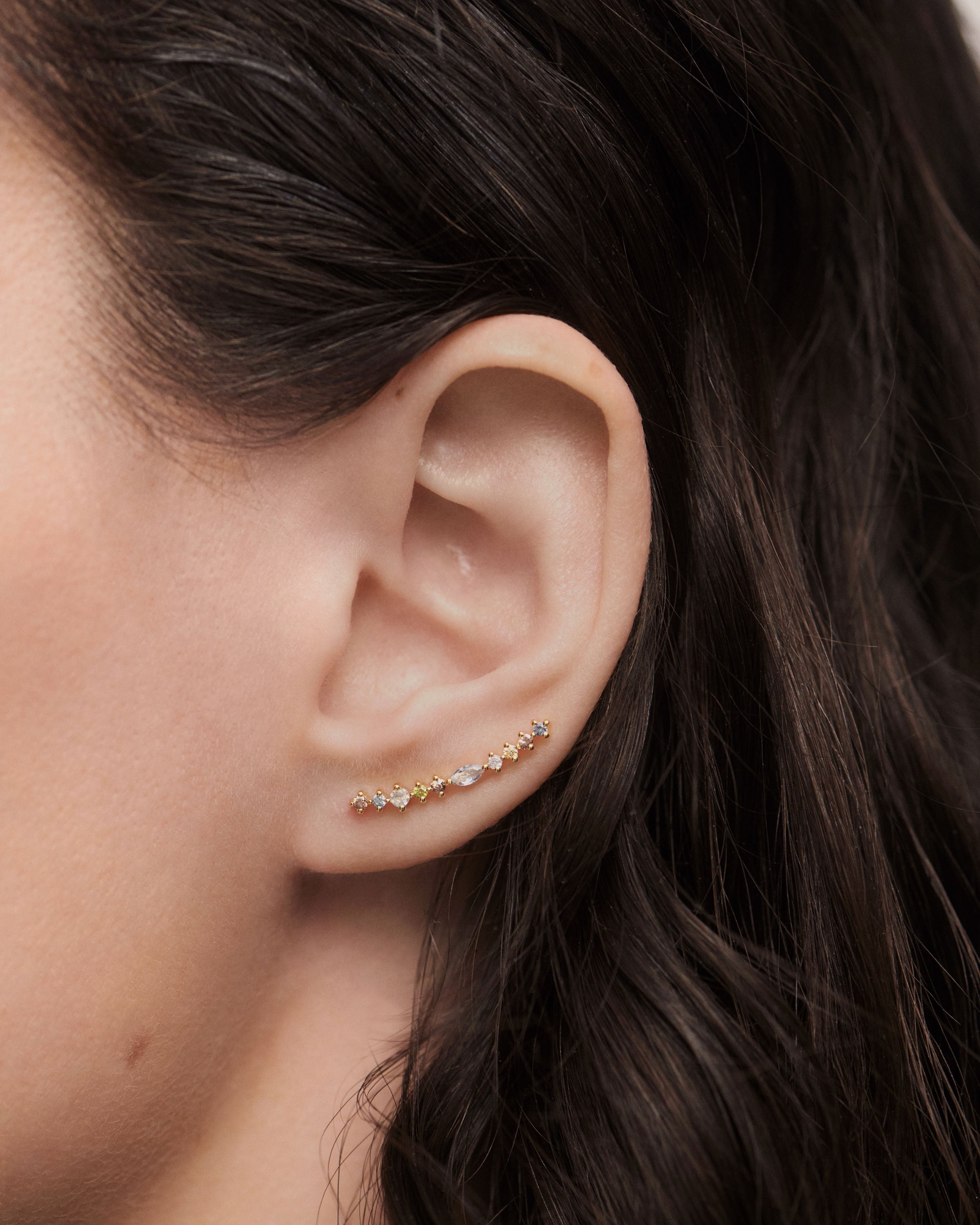 Aretes Elegantes de Flor de Loto con Diseño Ascendente