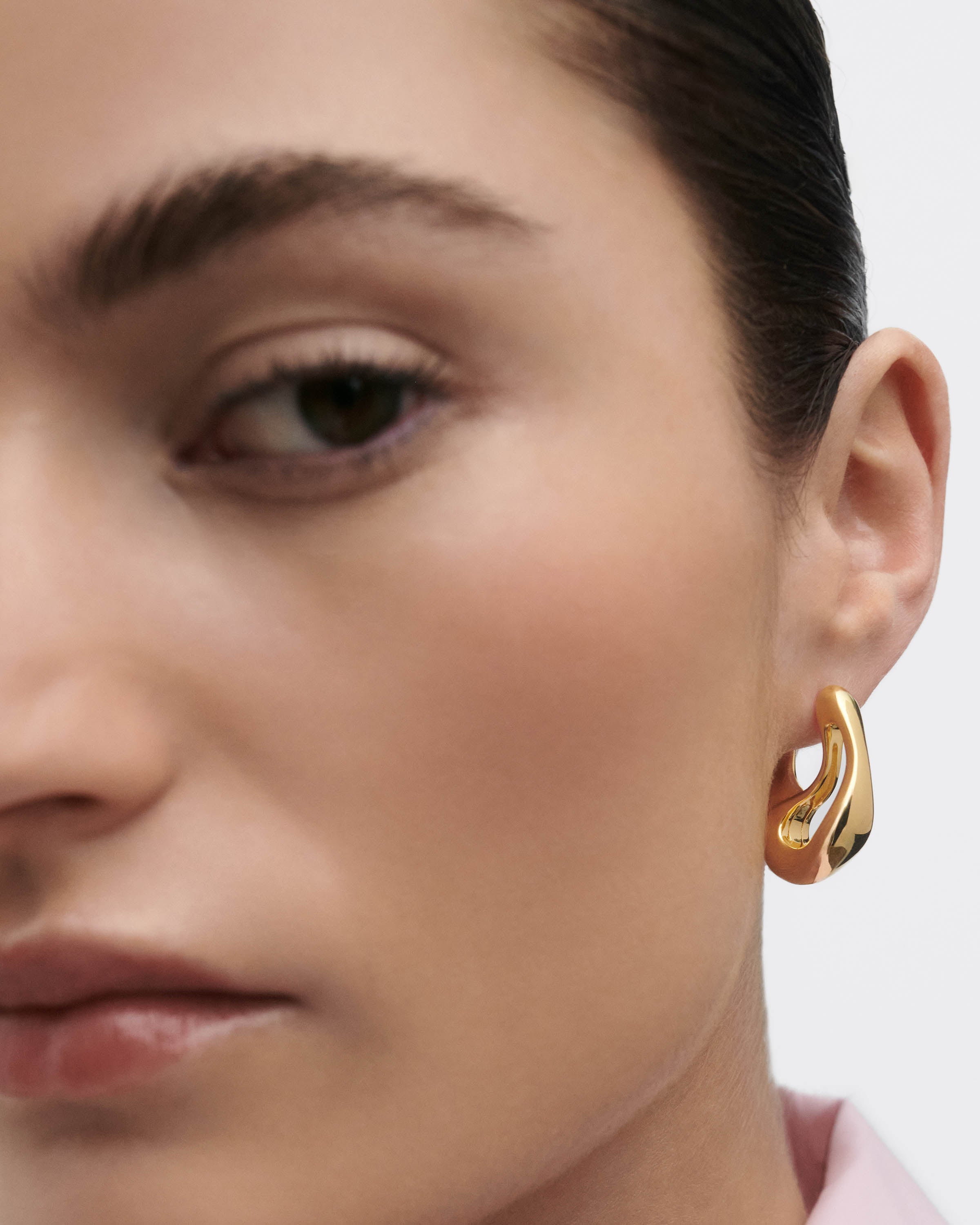 Aretes de Aro Brisa en Oro de 14K: Diseño Minimalista y Ligero para Uso Diario o Ocasiones Especiales