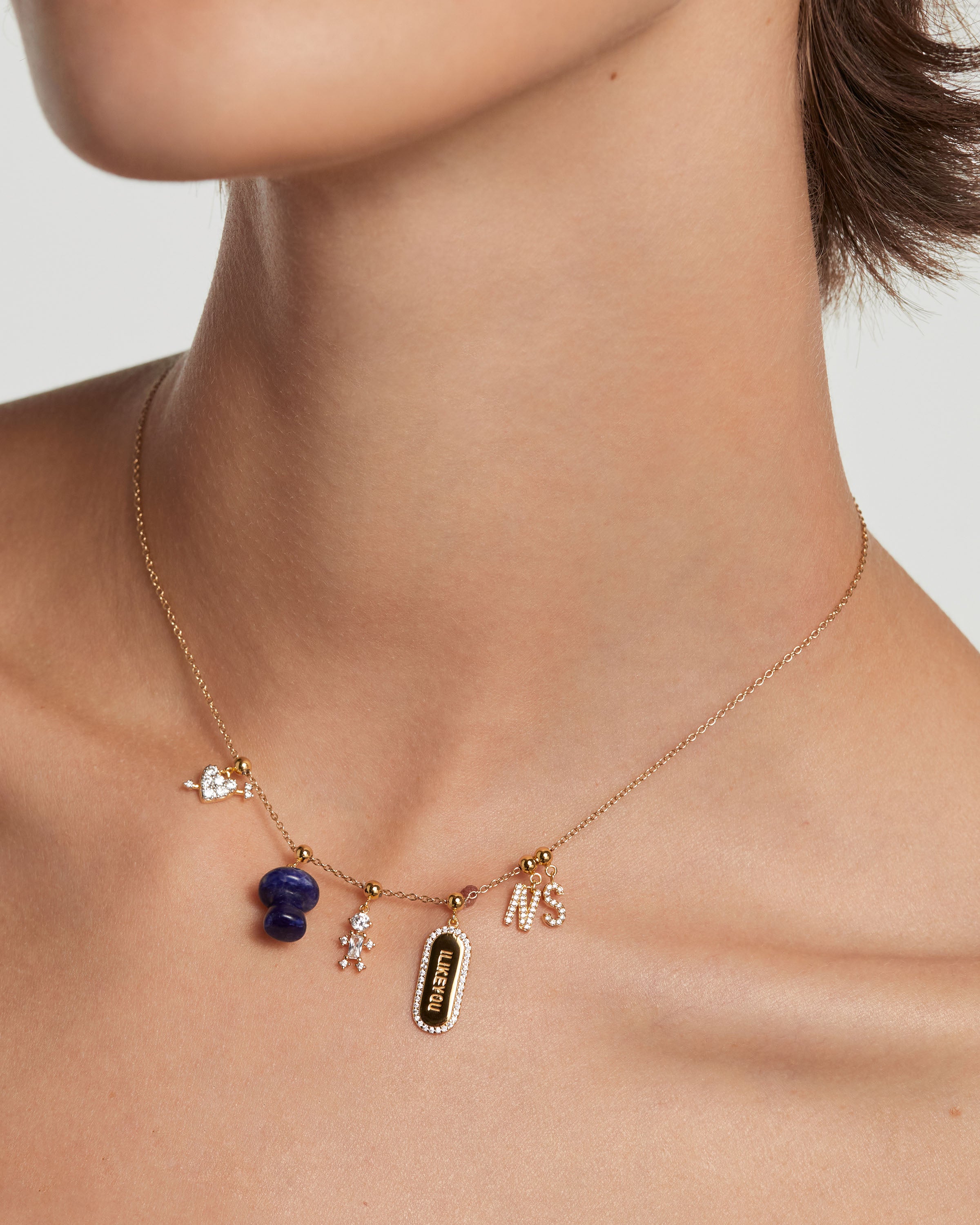 Encantadora Gargantilla de Momia: Joyería Brillante con Detalles Místicos