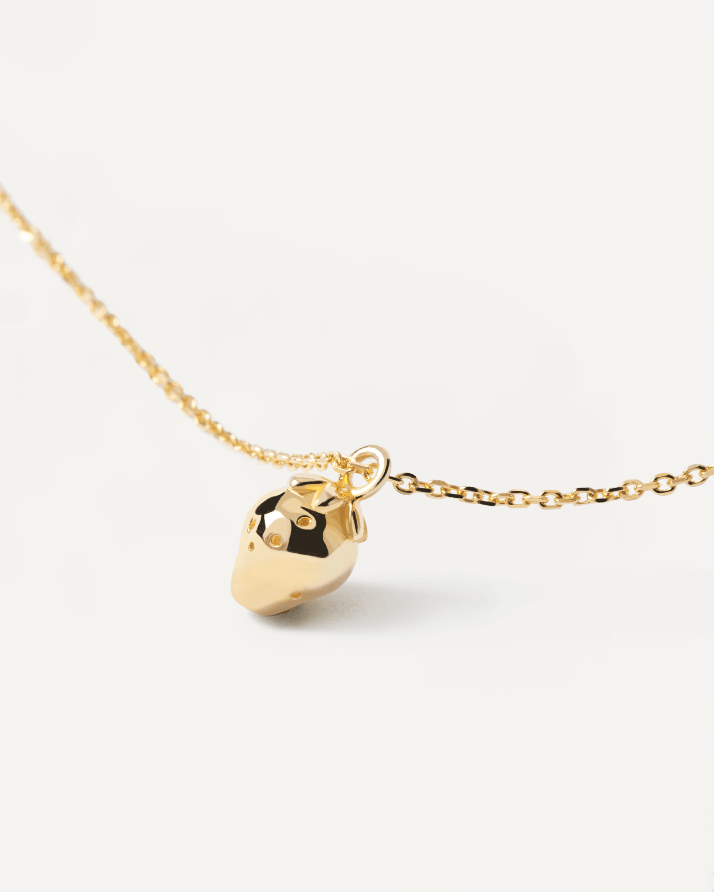 1. Colgante Elegante en Forma de Fresa con Detalles Dorados
2. Joyería Minimalista: Dije de Fruta Fresca para Mujer
3. Accesorio Estival - Collar de Plata con Motivo de Fresa
4. Gargantilla Bohemia con Charm de Fresa Esmaltada
5. Joya Delicada de Acero Quirúrgico en Diseño Frutal