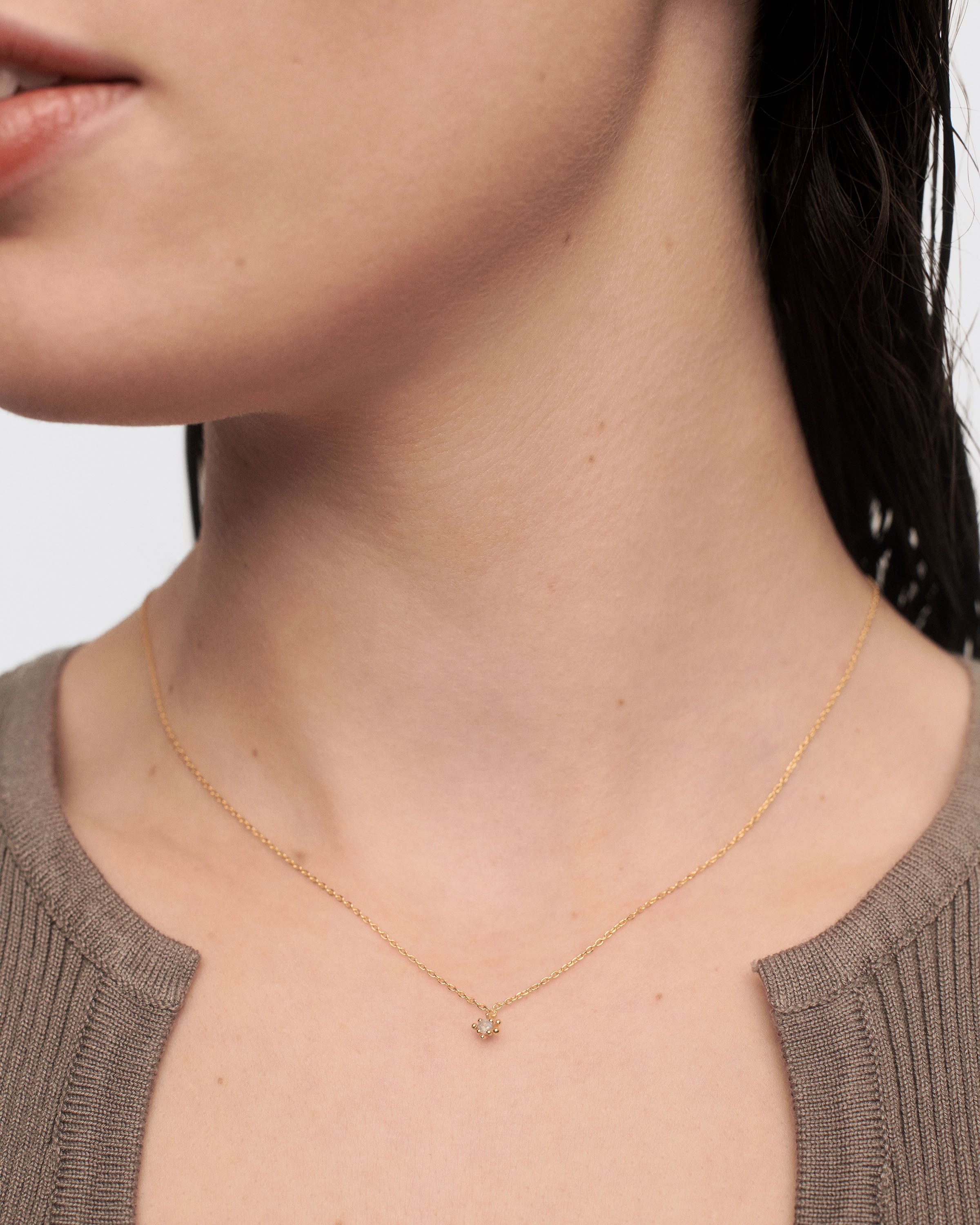 Collar de Plata con Flor Gris Estilo Francés - Diseño Elegante para Mujer