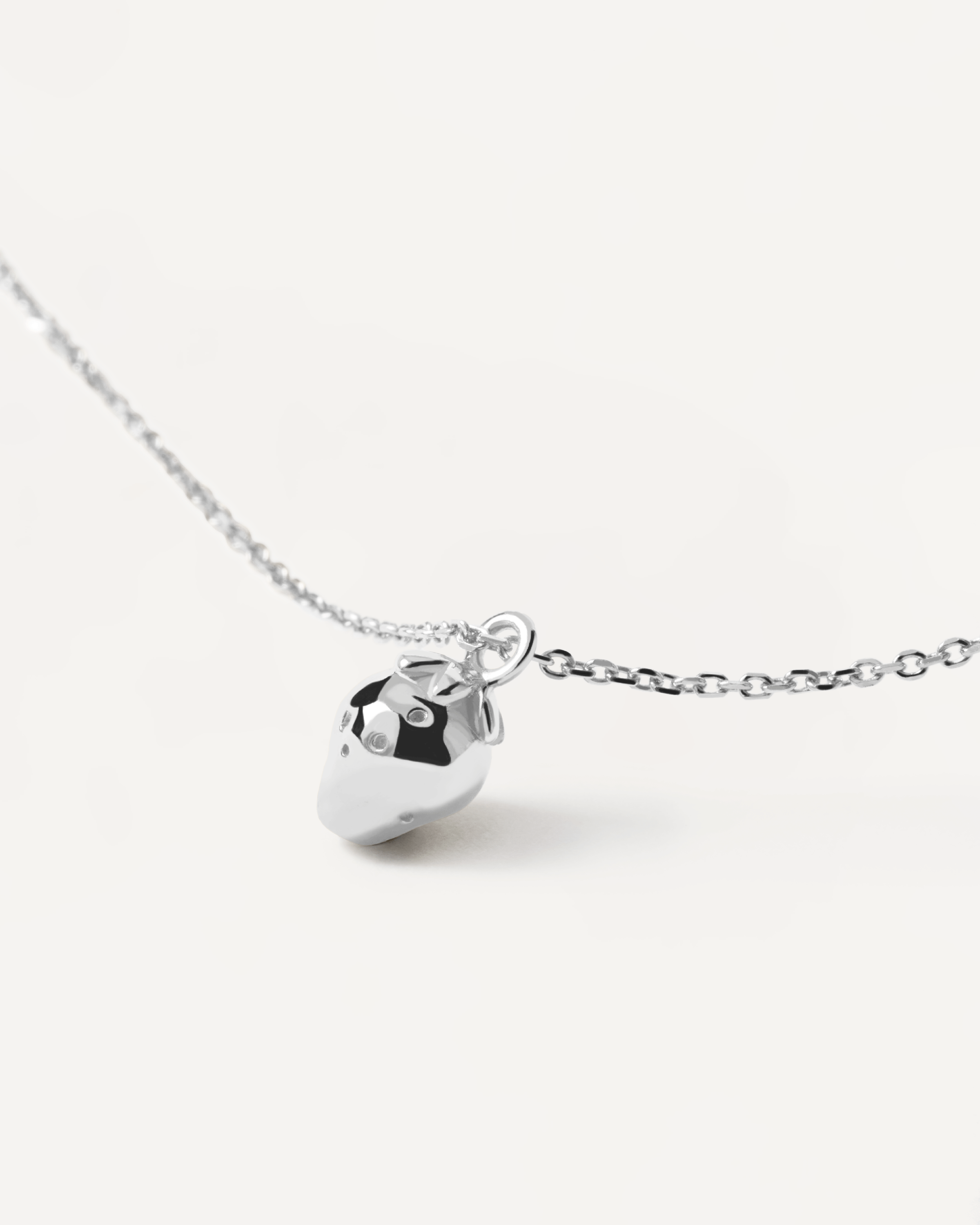 Collar Minimalista de Fresa en Plata Brillante con Detalles en Acero Quirúrgico