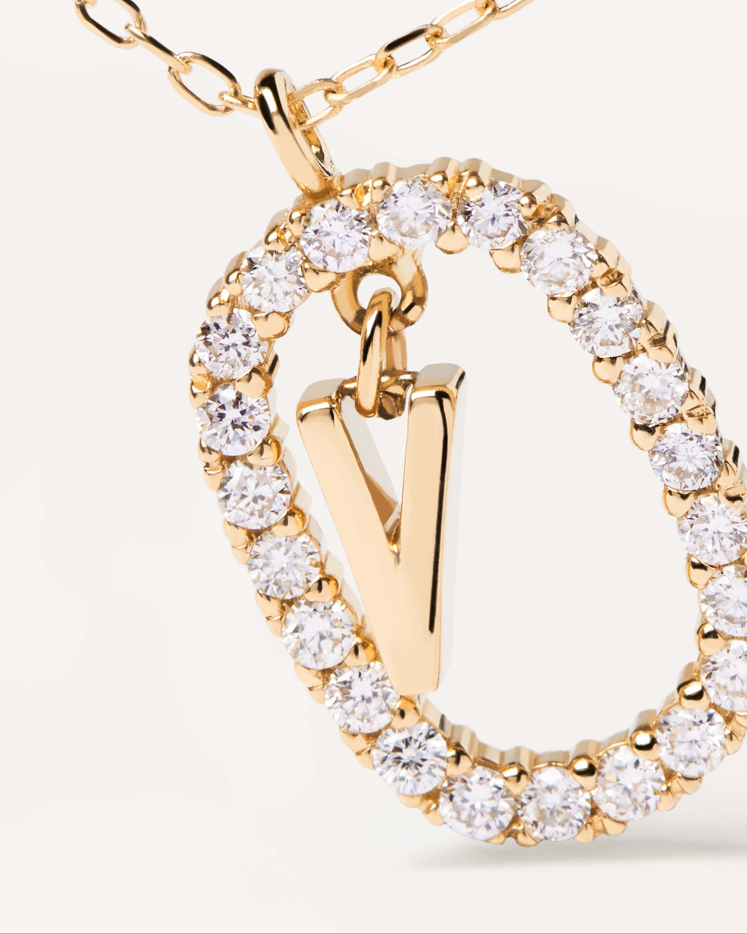 Collar en V de Oro Amarillo con Incrustaciones de Diamantes Brillantes