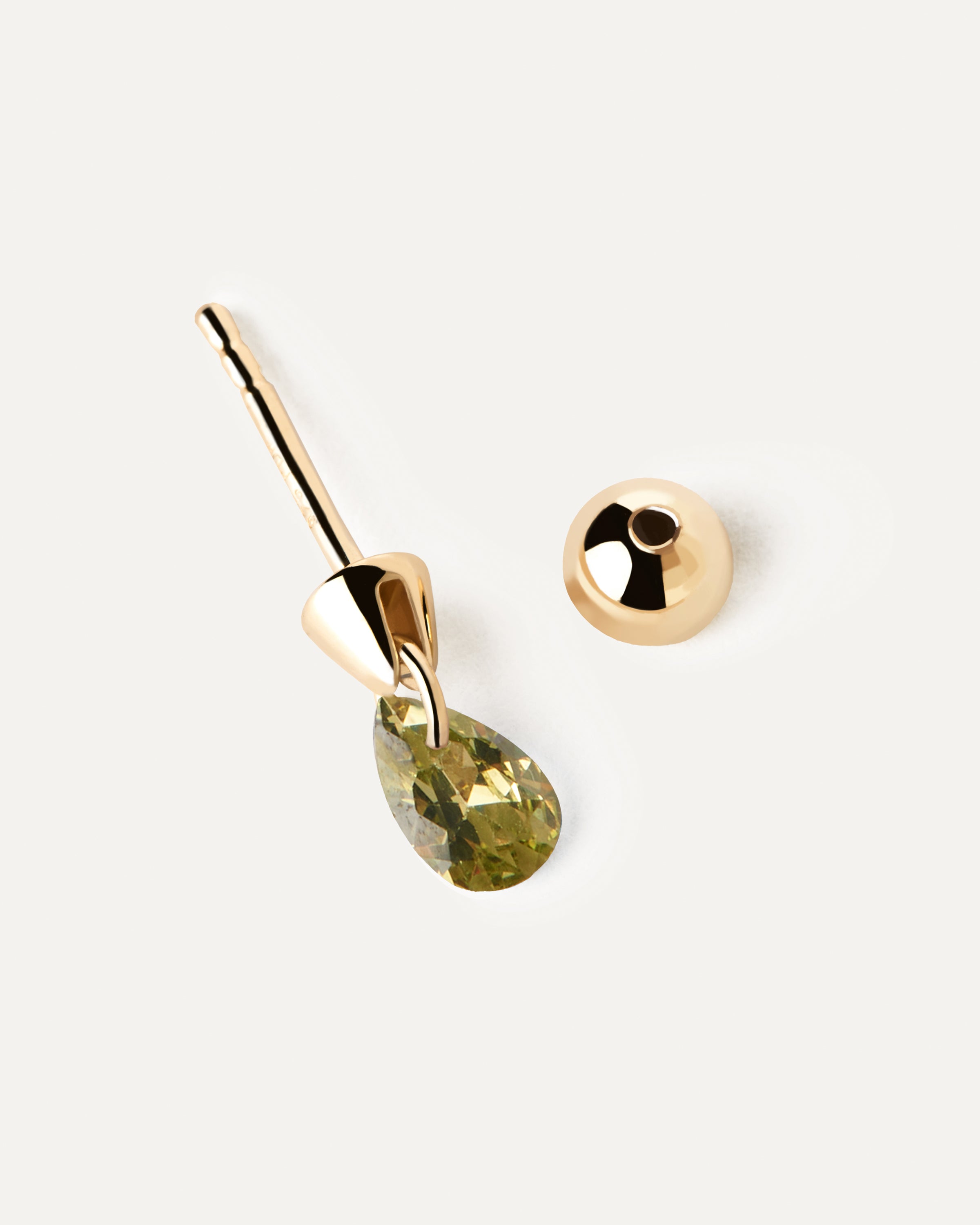 Aretes únicos de lirio esmeralda: diseño botánico para look unilateral femenino