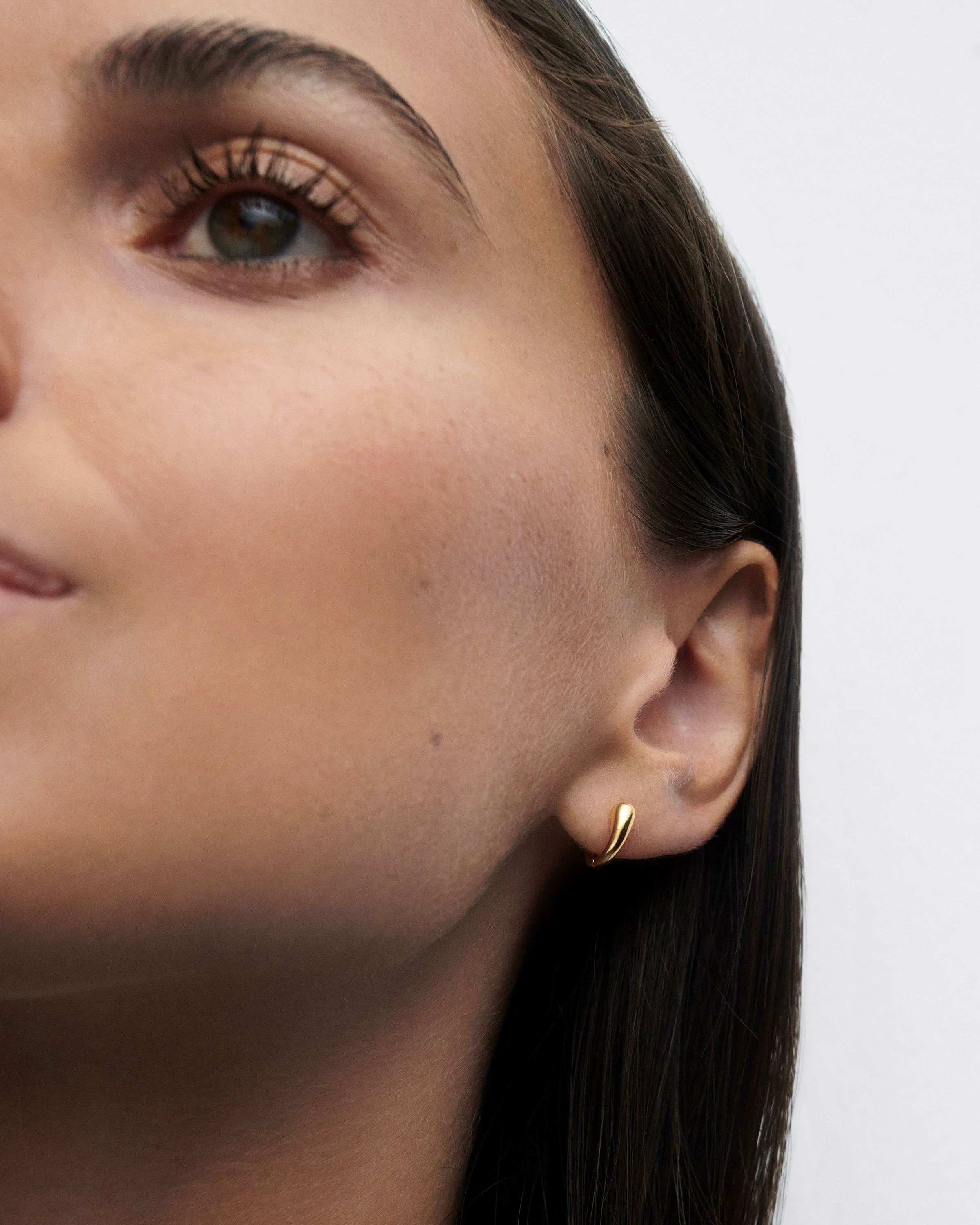 Pendiente de Aro Único con Diseño Minimalista para Joyería Contemporánea