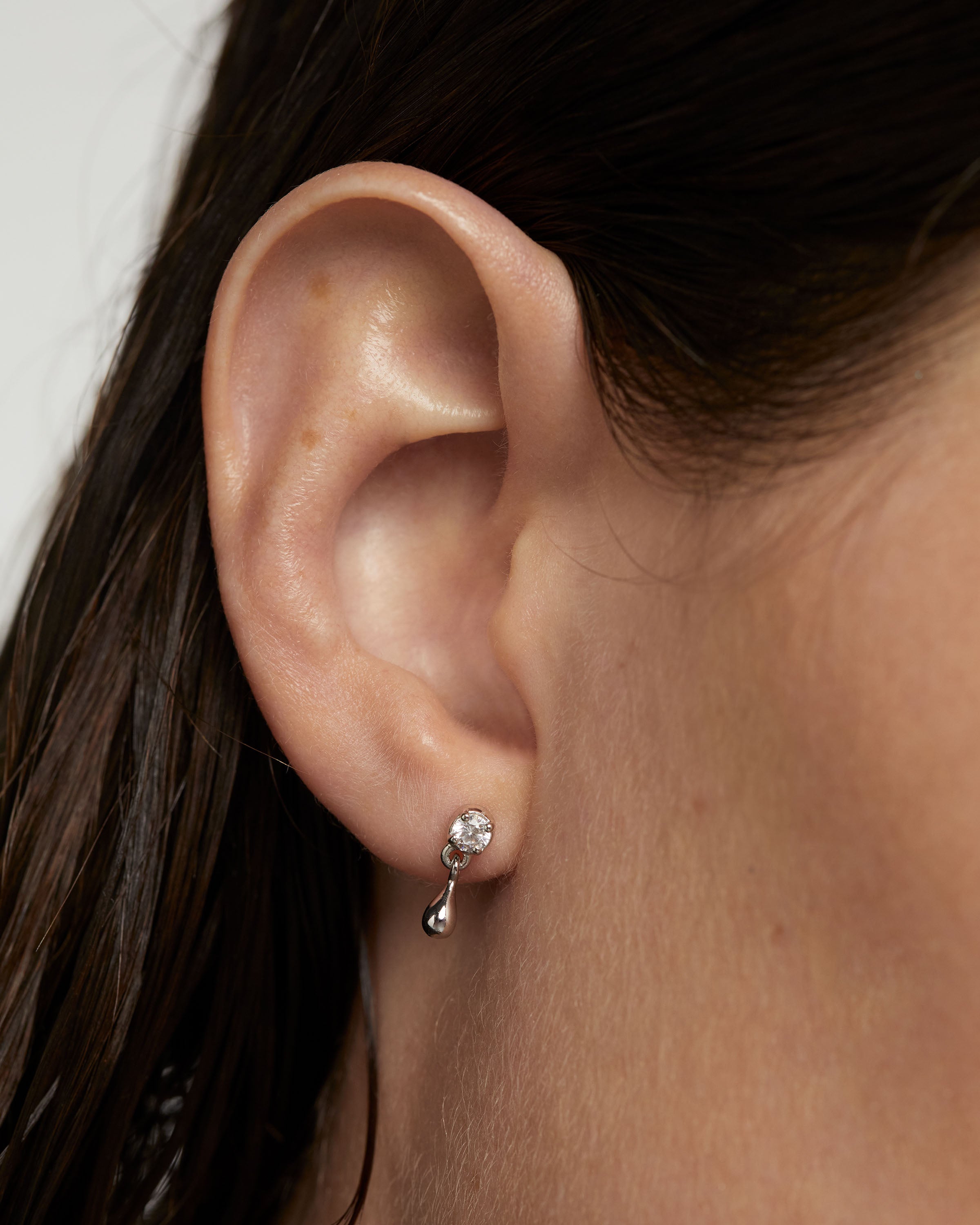 Pendientes minimalistas de plata con perilla única brillante