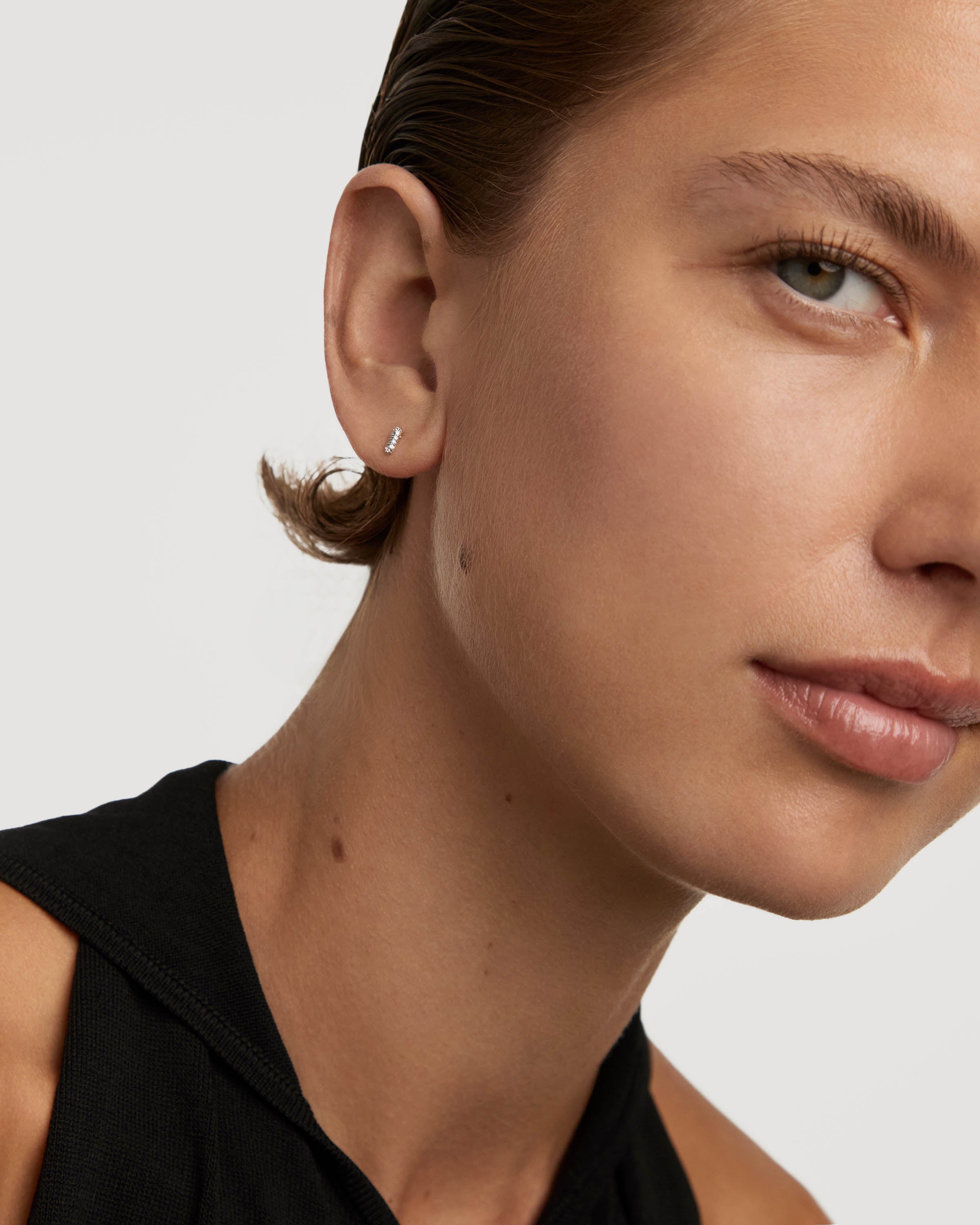 Pendientes Únicos de Oro con Incrustaciones Diamantinas - Estilo Vanguardista  

Arete Individual Brillante en Oro Amarillo y Diamantes Corte Princesa  

Pendiente Moderno en Oro 18K con Detalles Diamantinos - Diseño Exclusivo  

Joyería Contemporánea: Arete Solitario Oro Blanco con Diamantes Naturales  

Pendiente Elegante de Oro Rosa y Diamantes - Pieza Única de Alta Moda