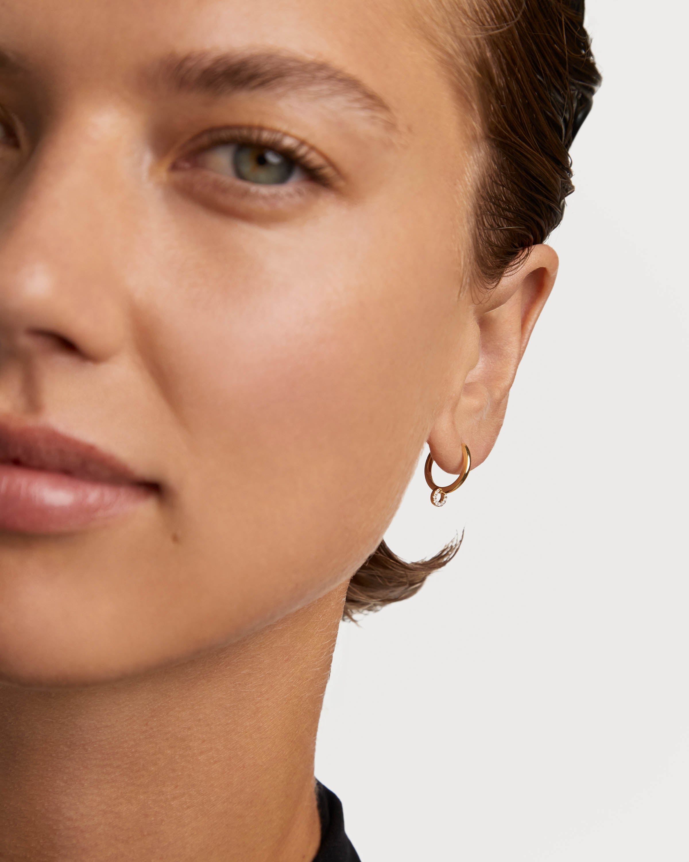 Argolla Única de Oro con Diamantes Brillantes - Diseño Circular Elegante