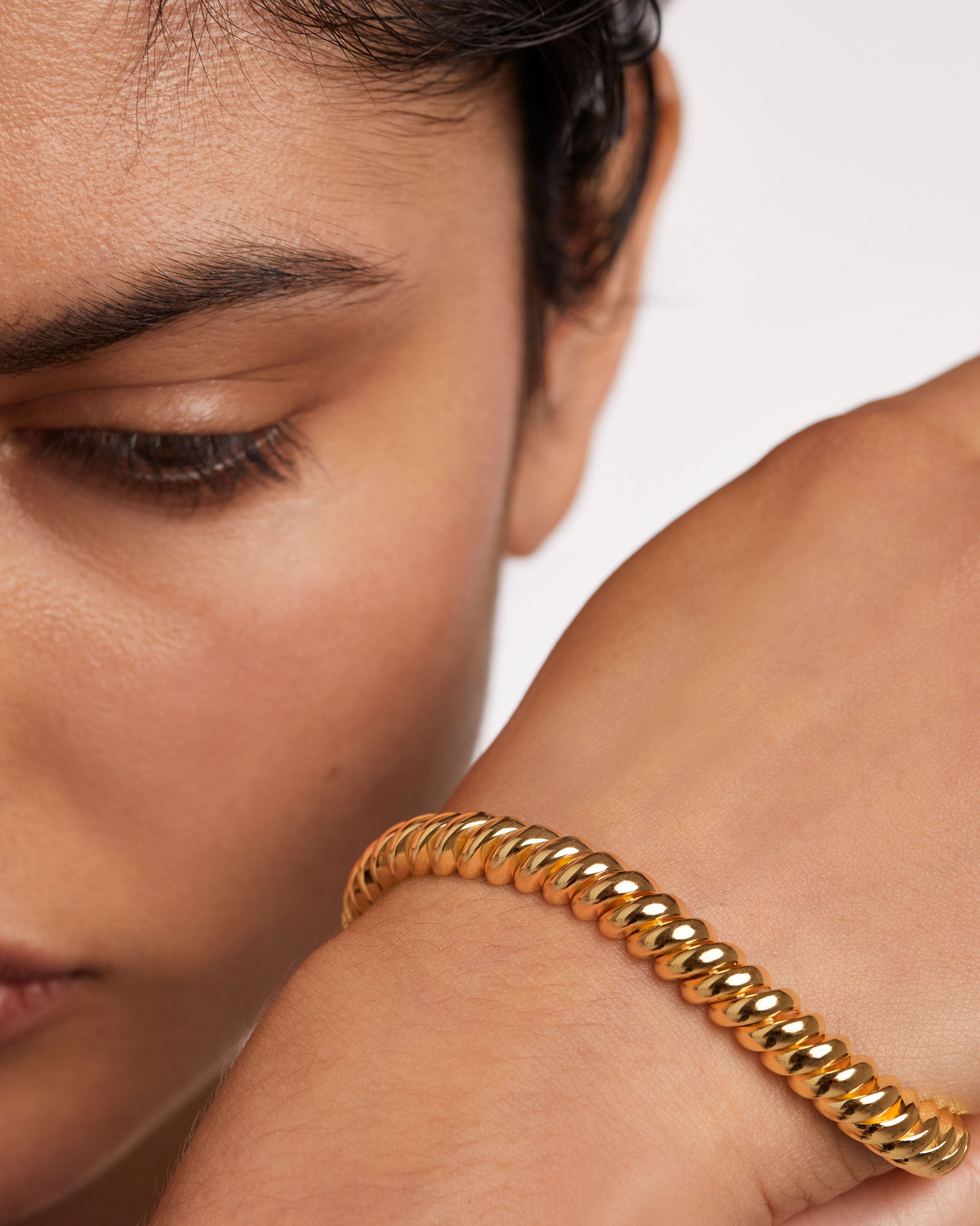 Pulsera Ajustable Gaia - Diseño Ecológico y Personalizable en Plata Sólida