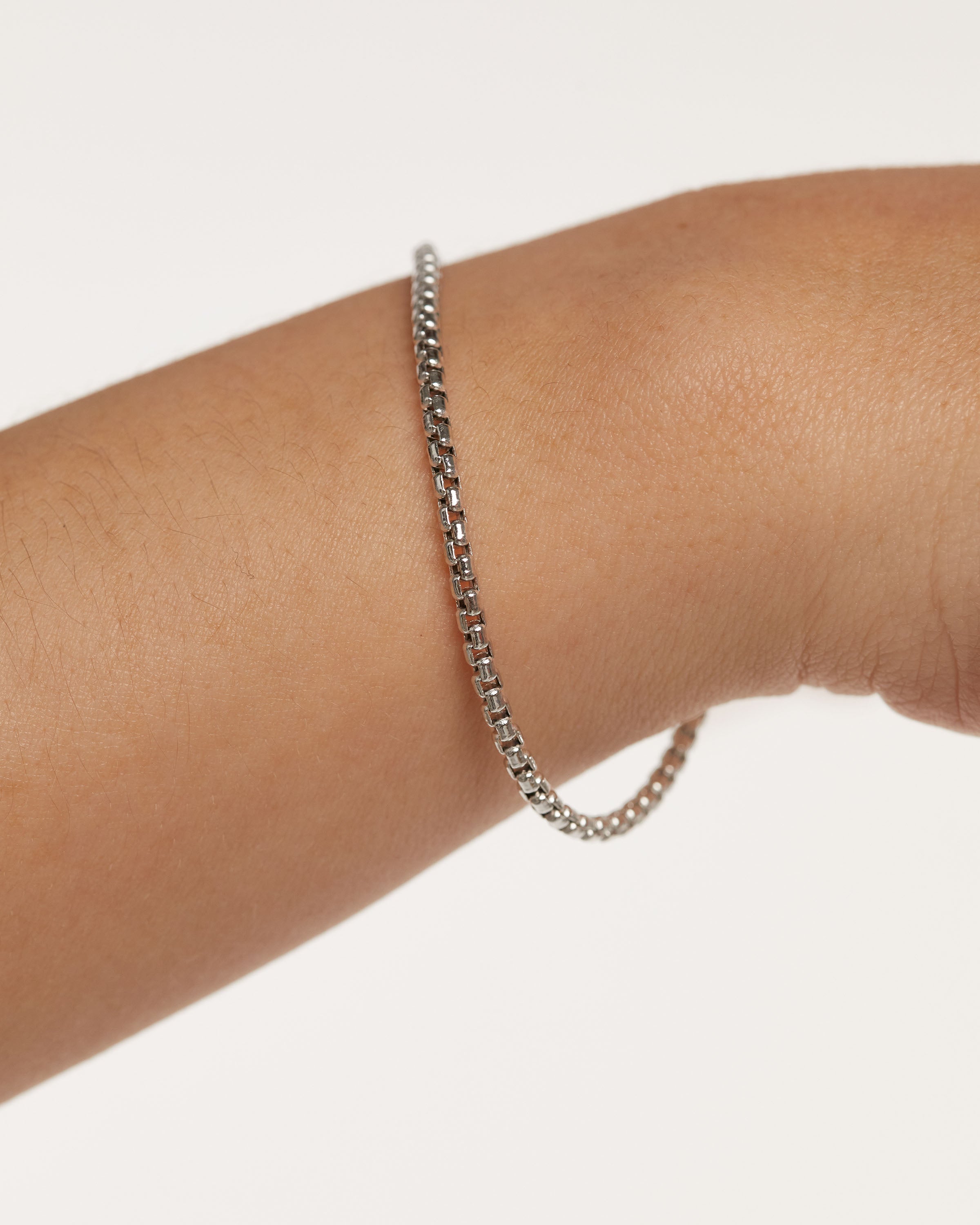 Pulsera Elegante en Oro Blanco con Cadena de Eslabones Rectangulares Ajustable
