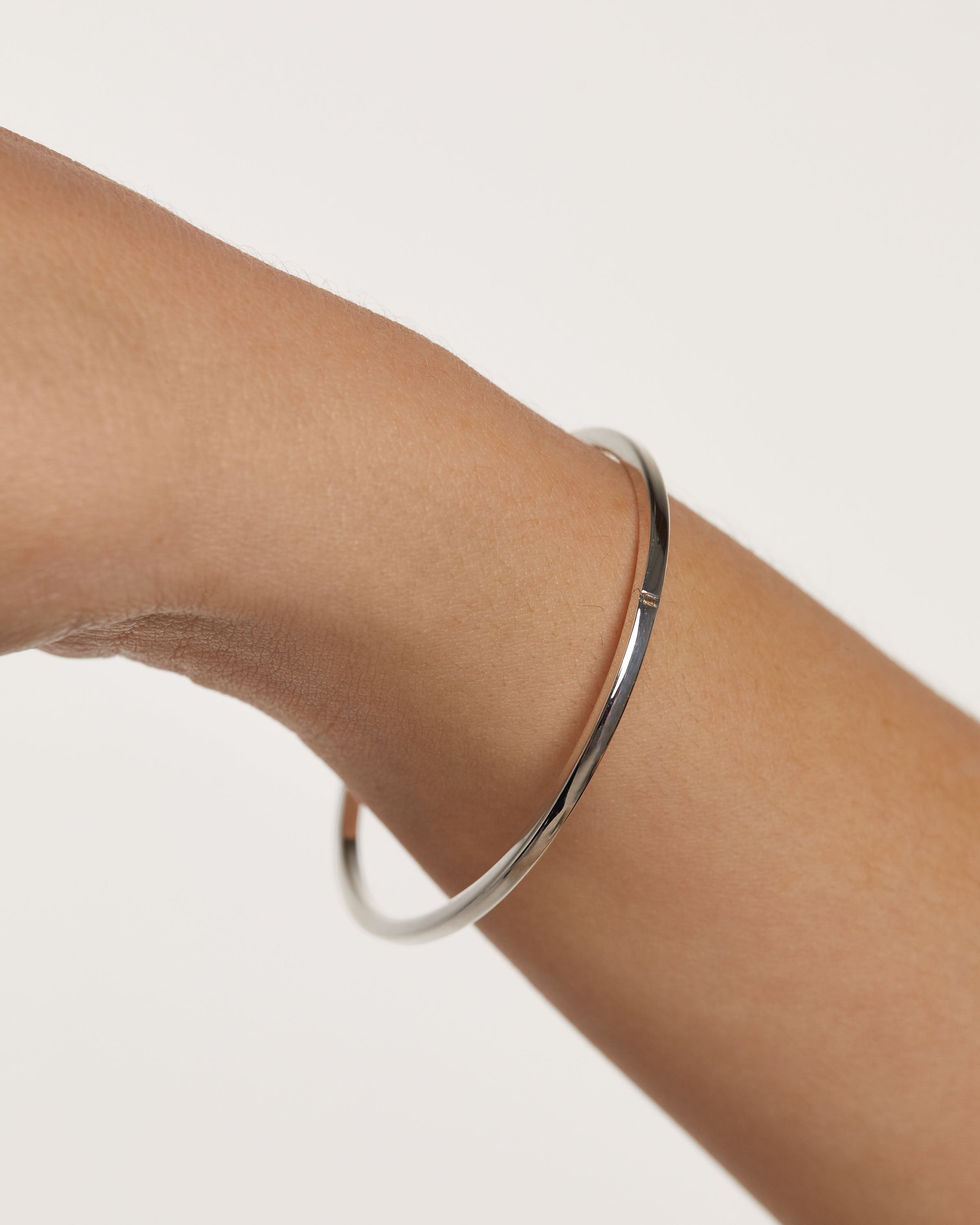 Brazalete Esencial en Oro Blanco con Diseño Exclusivo