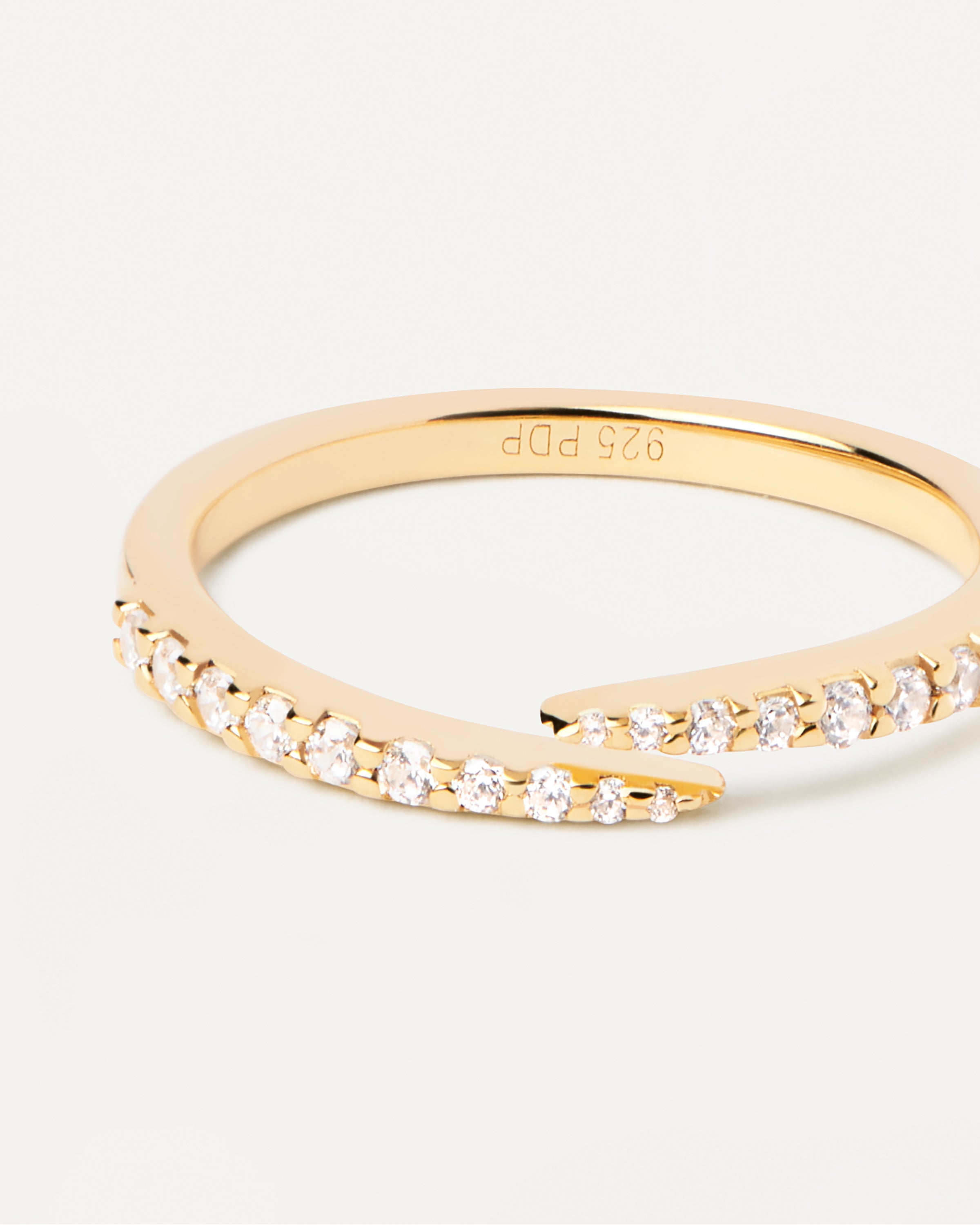 Anillo Abrazo Íntimo - Símbolo de Conexión Eterna  
Sortija Envuélvete en Elegancia  
Aro de Afinidad Afectiva - Tu Esencia en Metal  
Anillo de Abrazo Continuo - Diseño Fluido en Plata  
Sortija Abrazo Perdurable - Armonía en Cada Curva