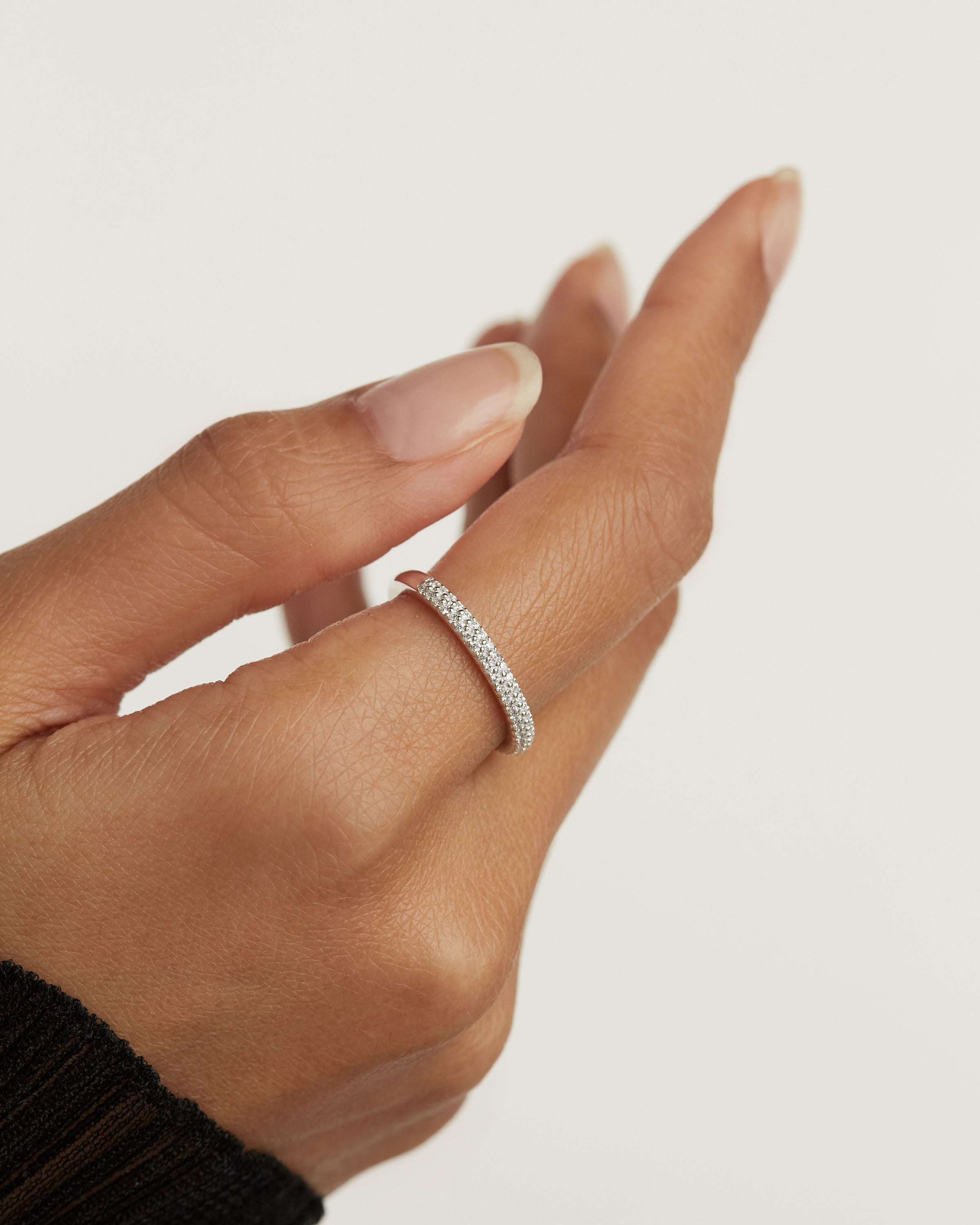 Anillo Elegante de Plata Auténtica con Diseño de Tiara