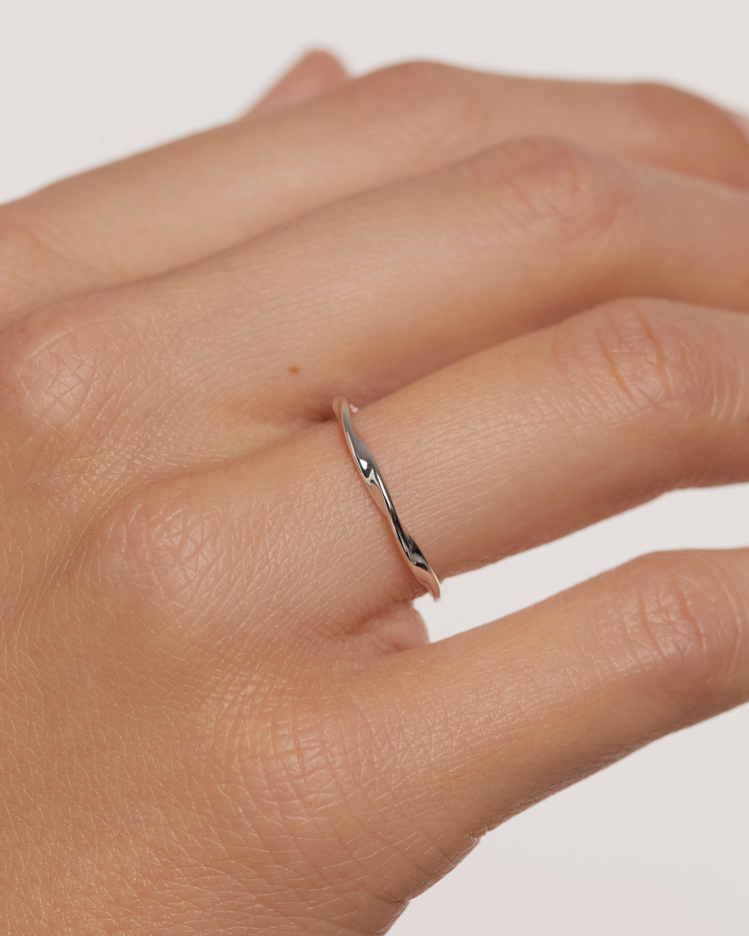Anillo Elegante de Plata Sterling con Diseño en Tirabuzón
