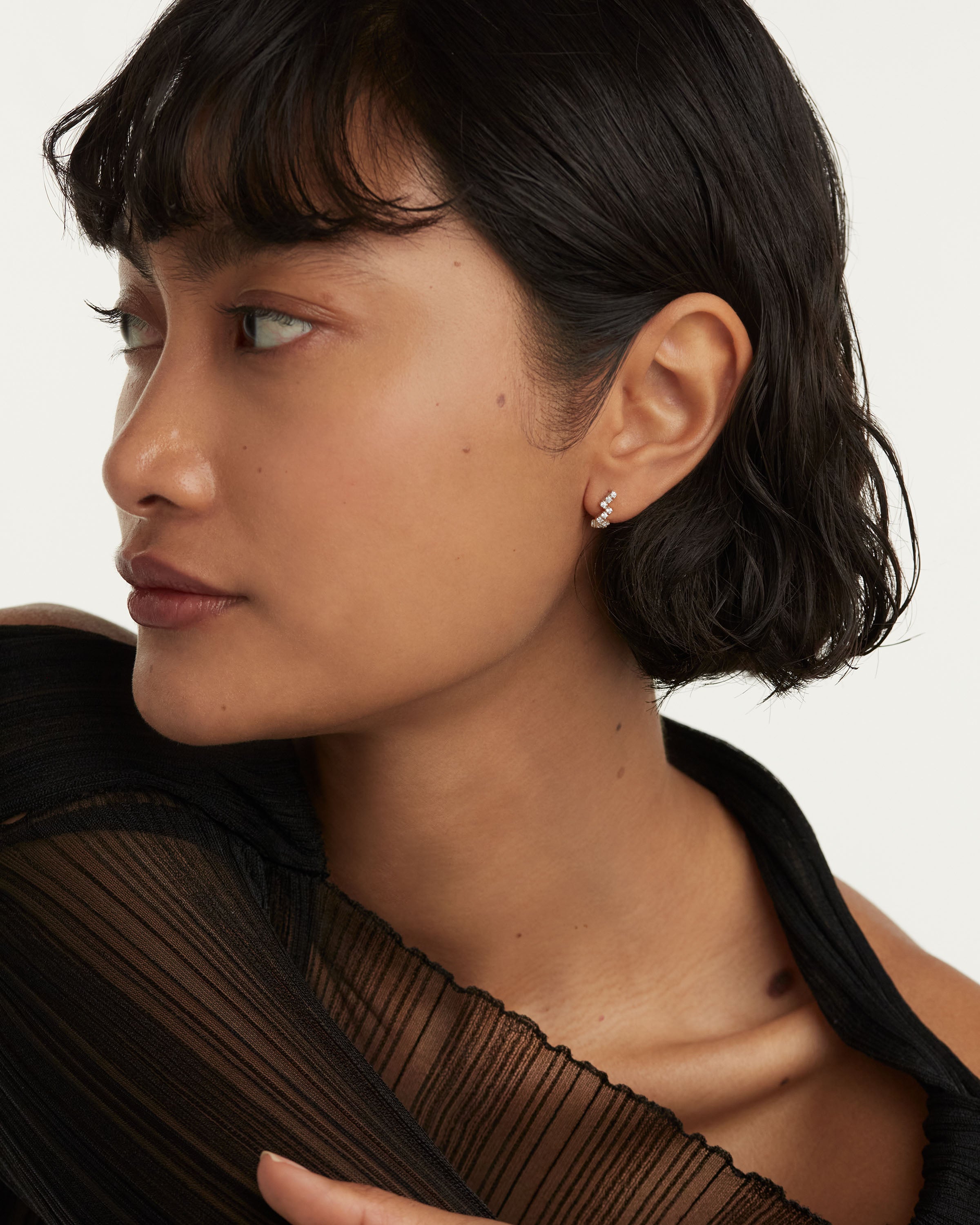 Elegantes Pendientes de Plata con Diseño de Cierre Moderno