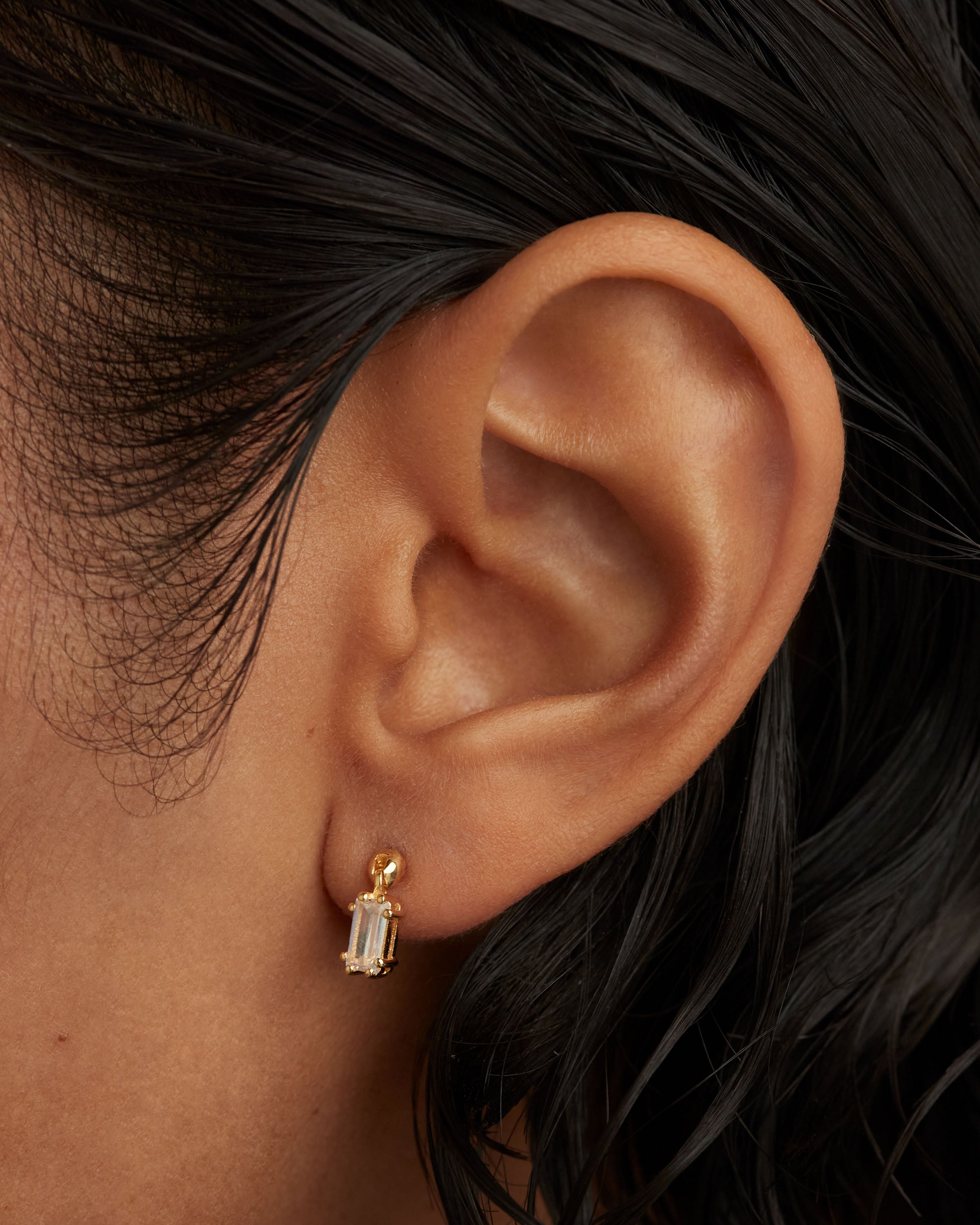 Aretes Minimalistas Ali - Pendiente Único con Diseño Exclusivo