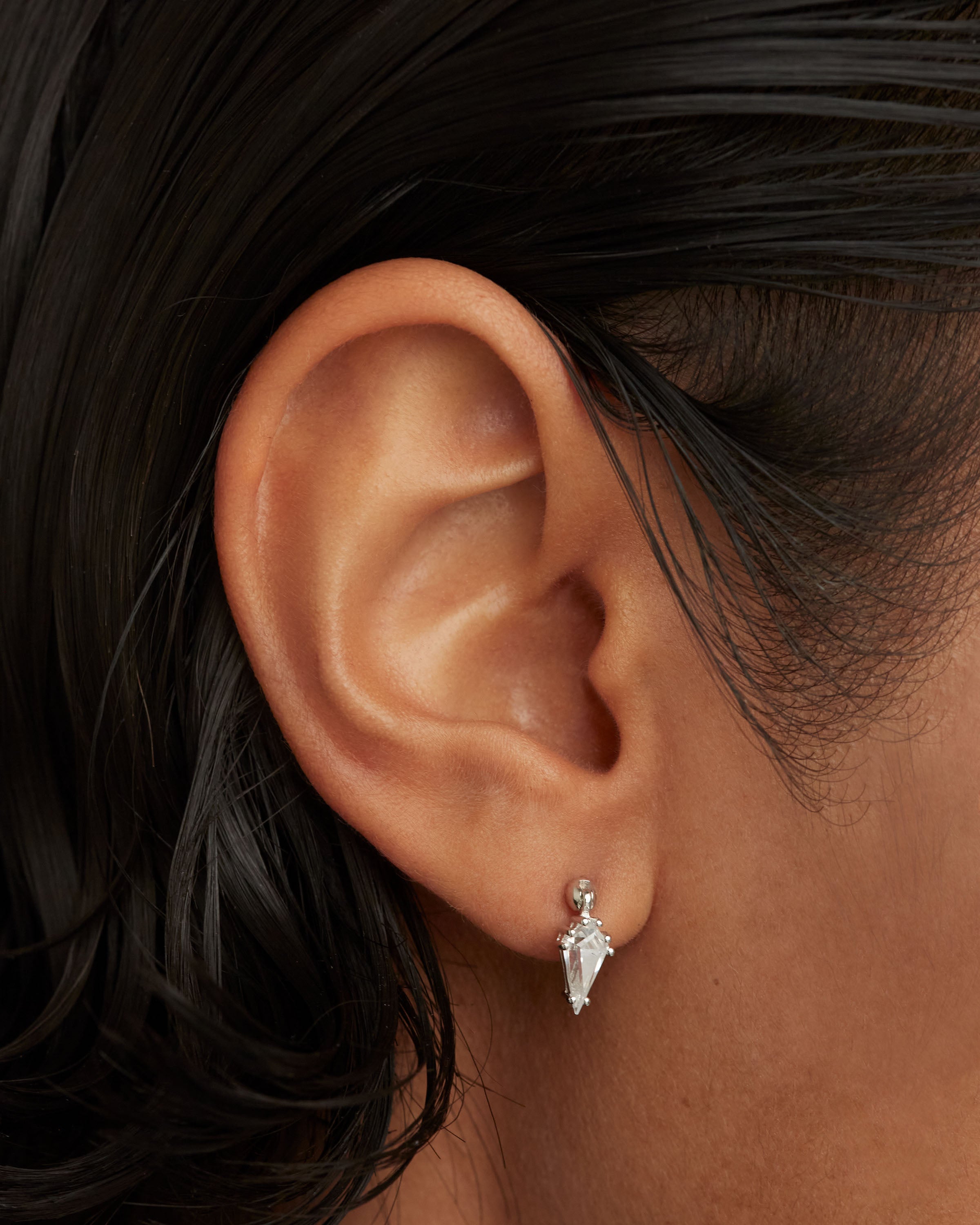 Pendiente de Plata Auténtica Lua - Diseño Minimalista para Mujer, Elegancia Moderna en Aretes Únicos para Uso Diario