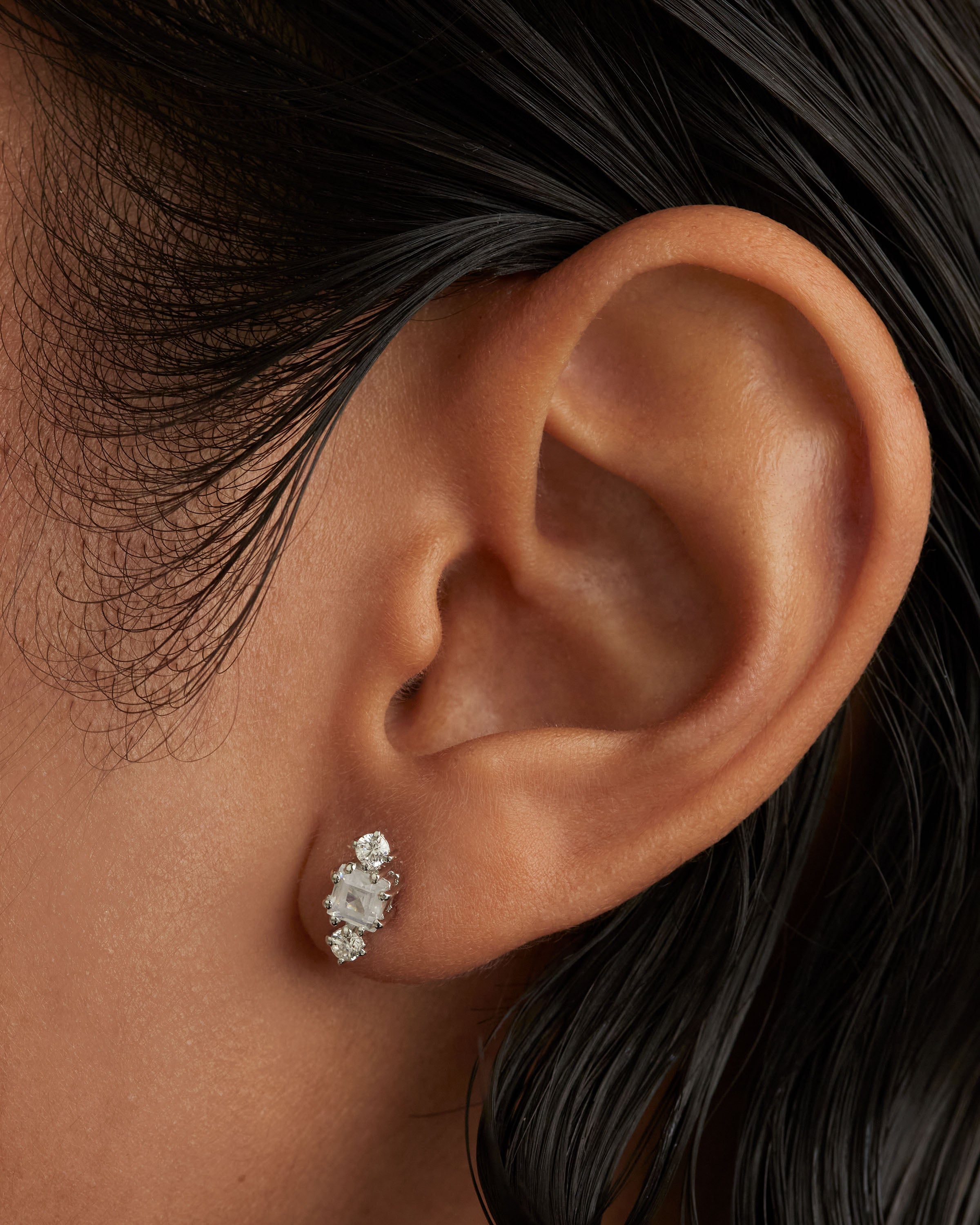 Aretes de Plata Brillante Lyn - Elegancia Minimalista en un Solo Pendiente