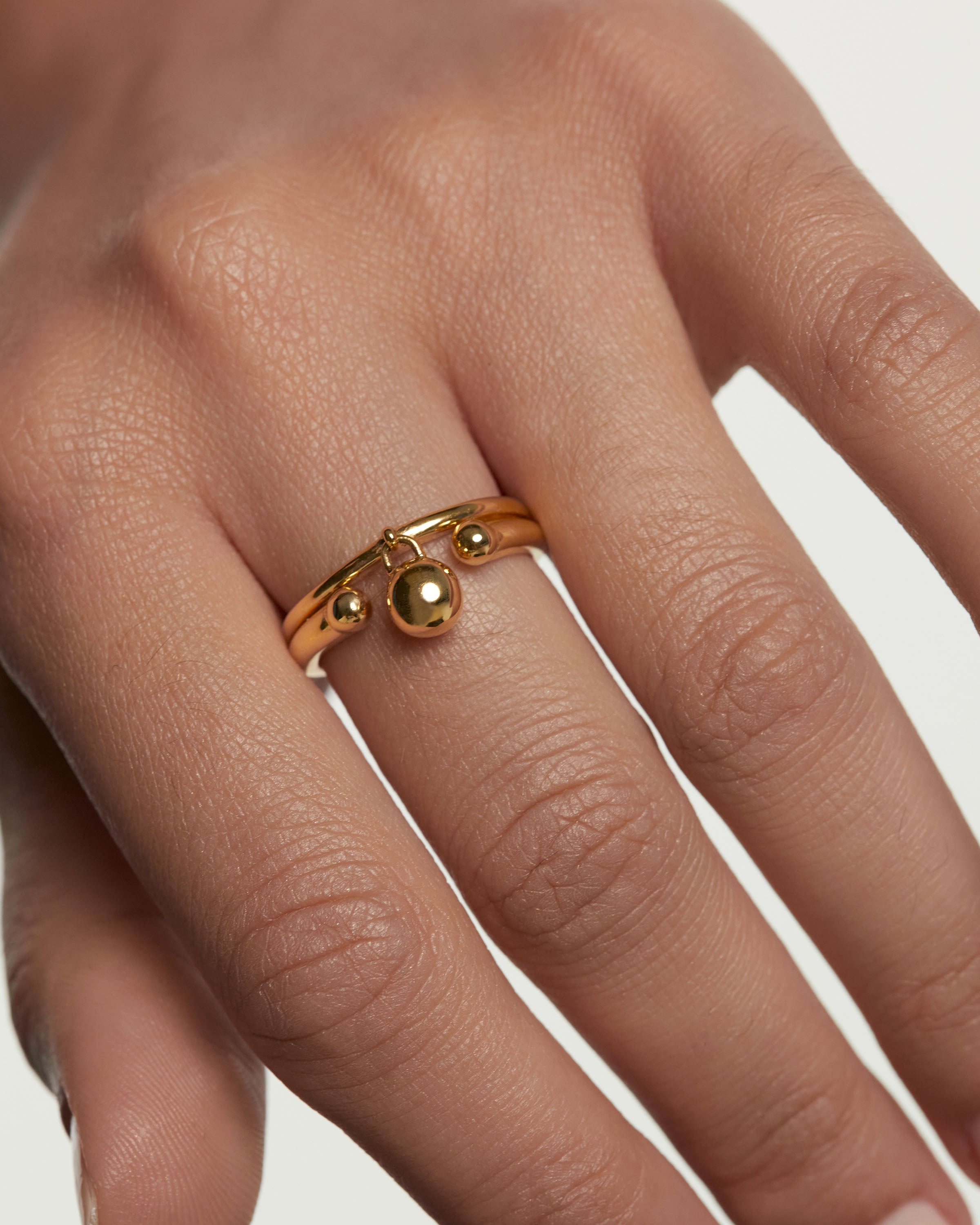 Anillo Berlinés Moderno con Detalles Exclusivos en Plata