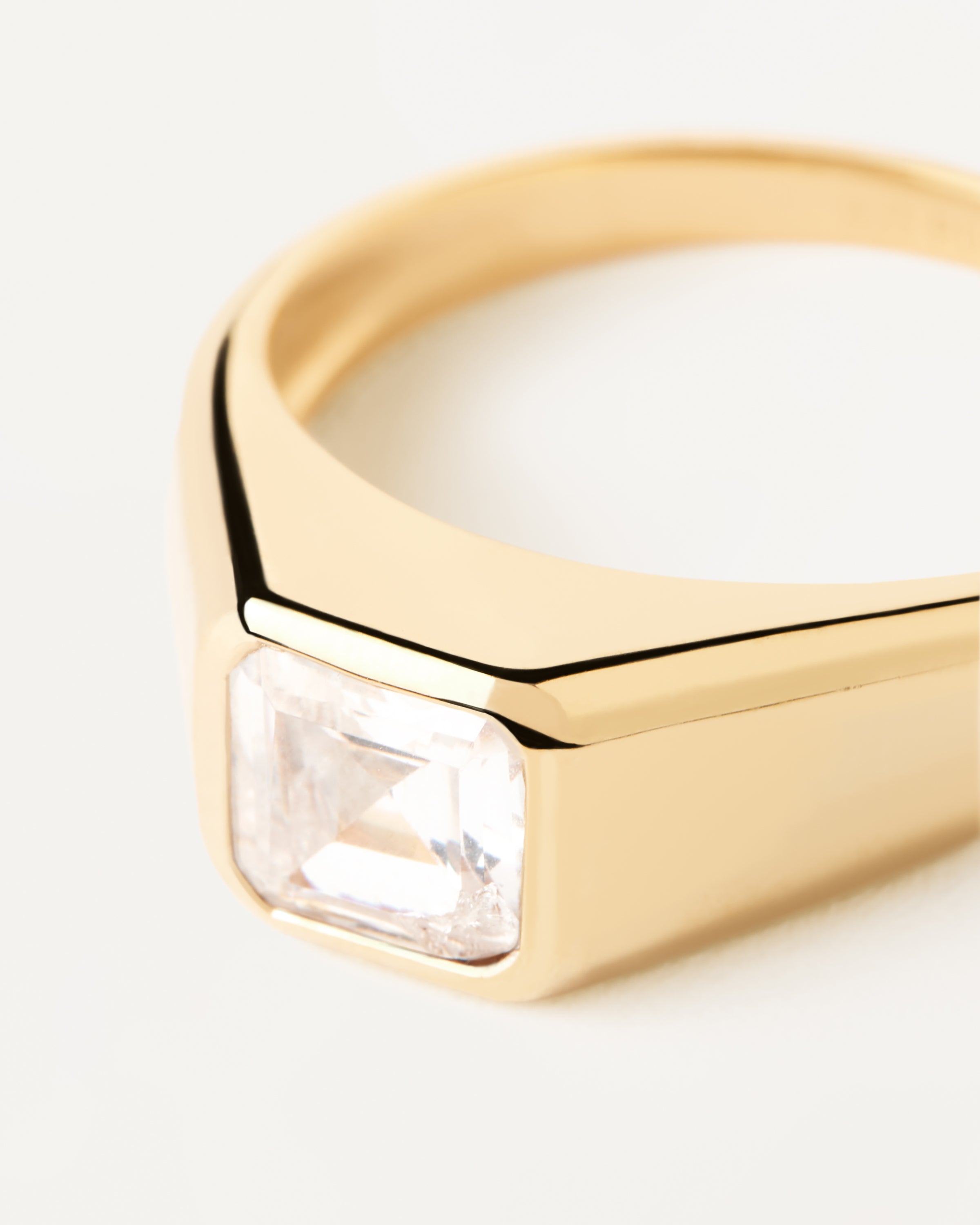 Anillo Cuadrado con Relieve Brillante