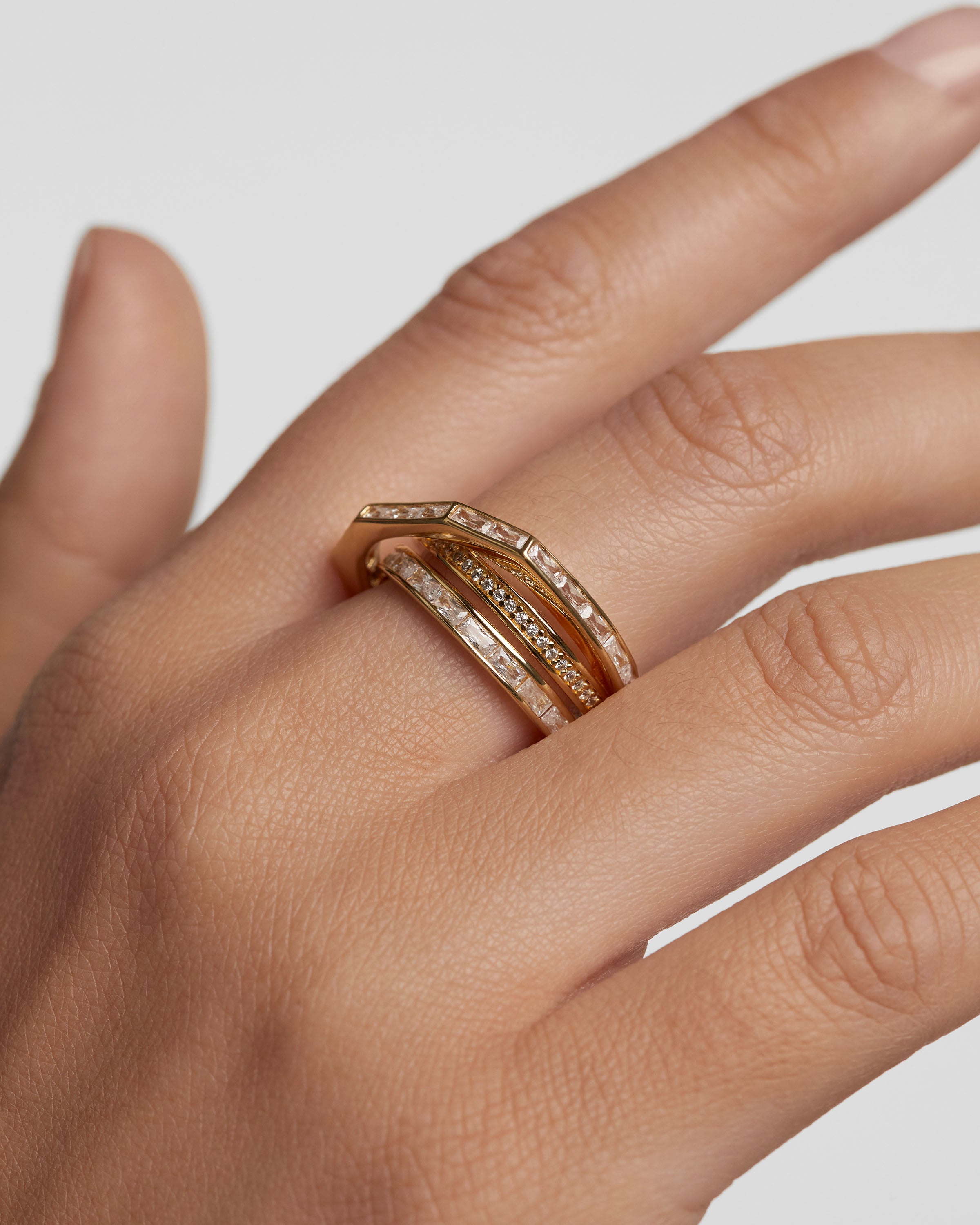 Anillo Verona Elegante en Acero Inoxidable, Diseño Moderno Unisex para Regalos