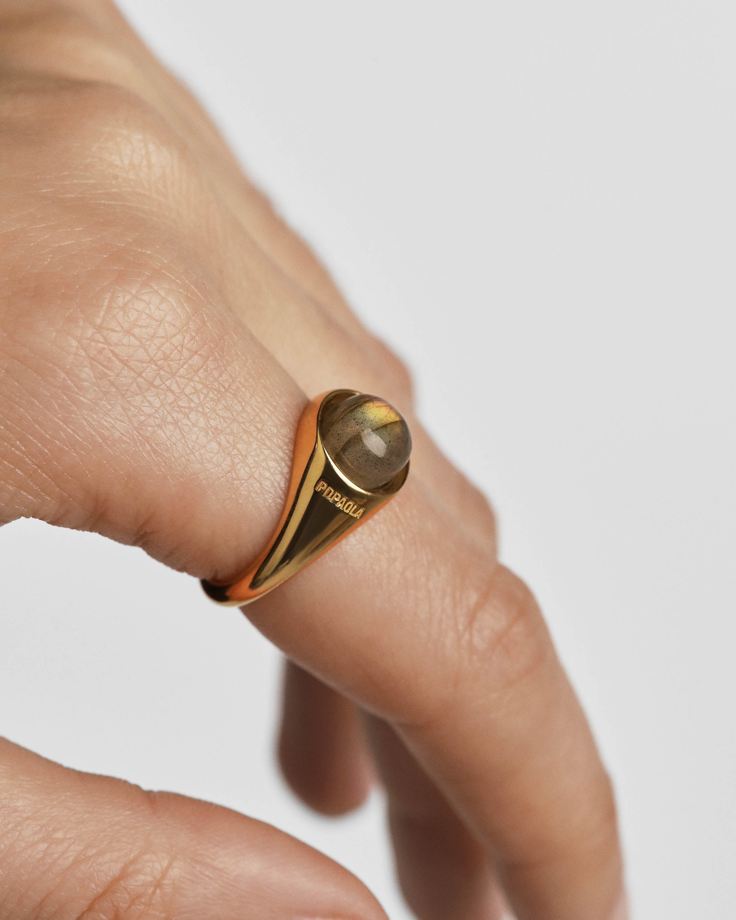 Luna Labrada: Anillo Lunar de Labradorita Brillante