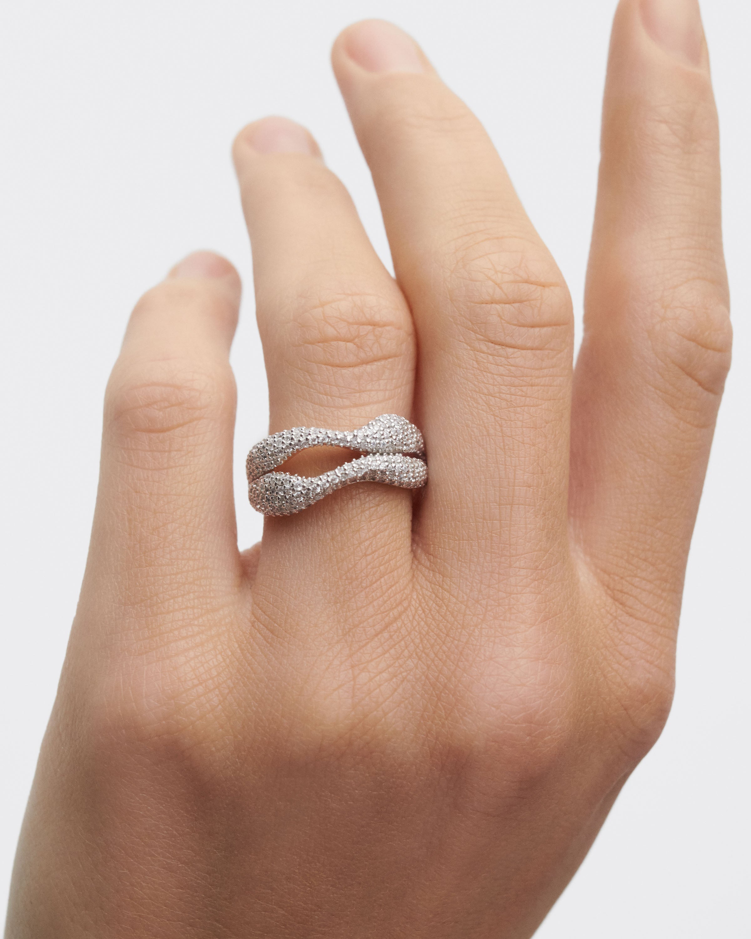 Sortija de Diamantes Pavé con Diseño Sensorial