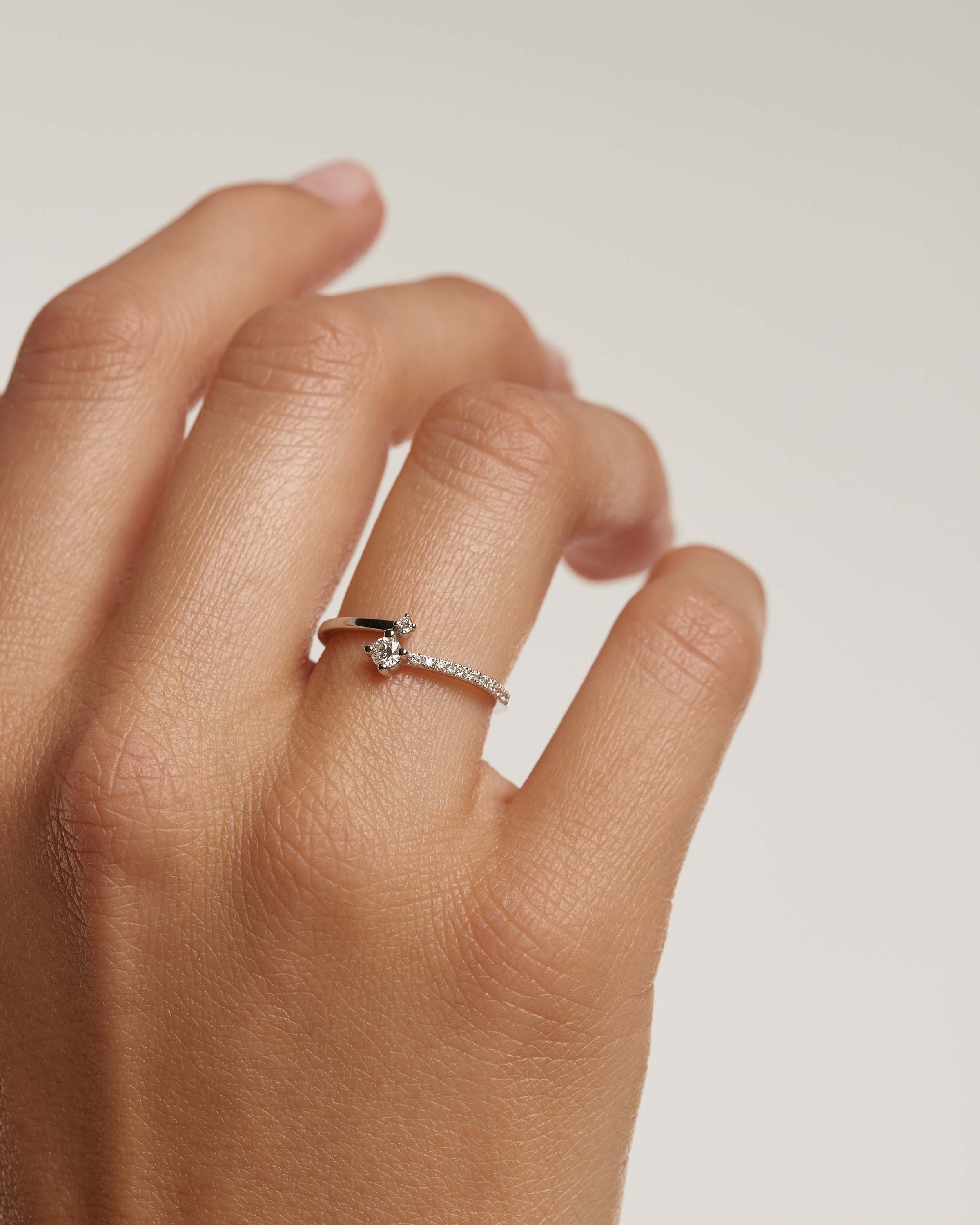 Anillo Oscilante de Oro Blanco con Diamantes - Bisutería de Lujo en Movimiento