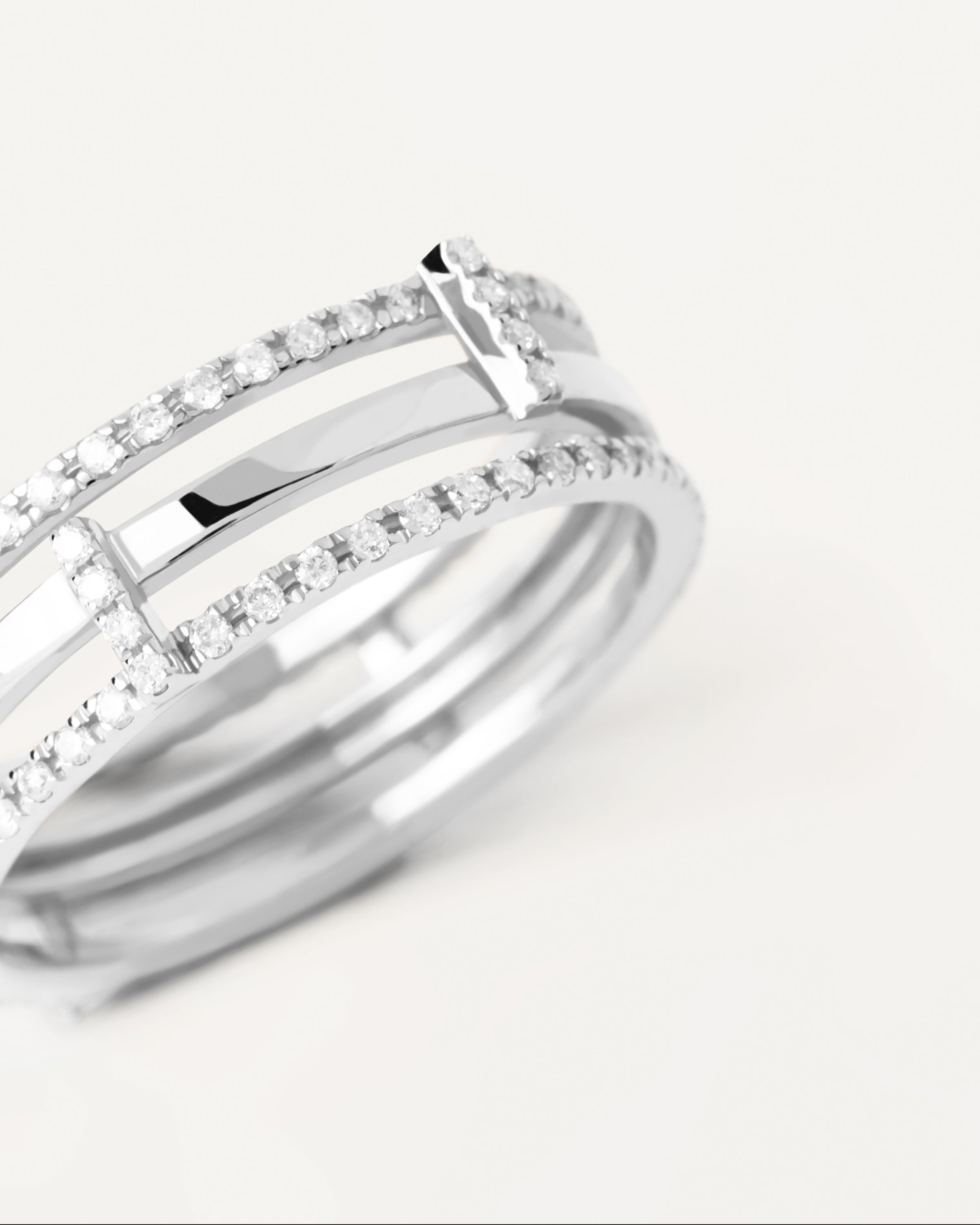 Anillo Continuo de Oro Blanco con Brillantes Incrustados