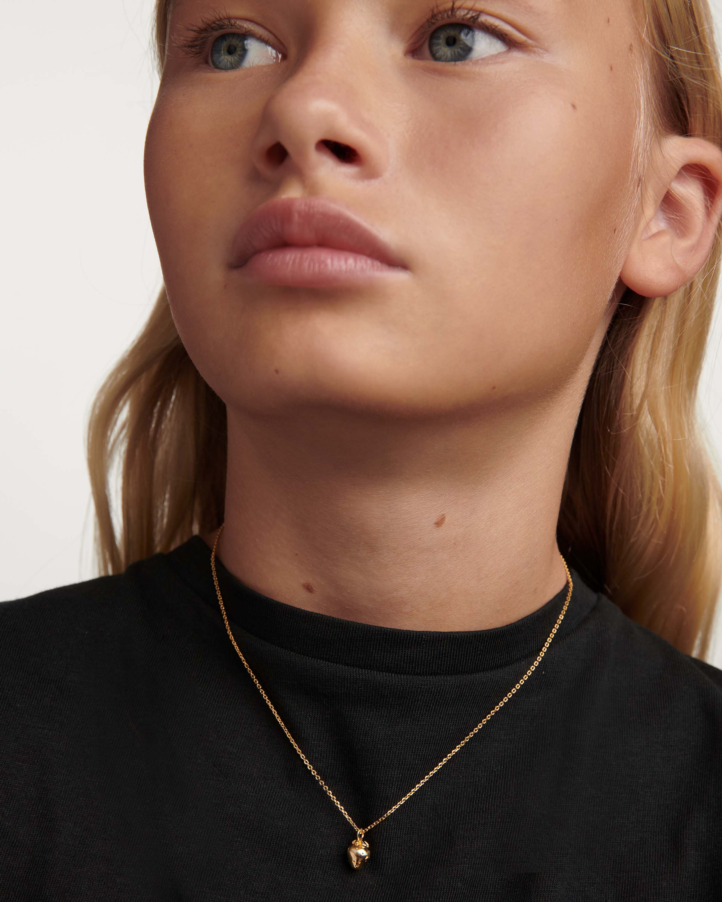 1. Colgante Elegante en Forma de Fresa con Detalles Dorados
2. Joyería Minimalista: Dije de Fruta Fresca para Mujer
3. Accesorio Estival - Collar de Plata con Motivo de Fresa
4. Gargantilla Bohemia con Charm de Fresa Esmaltada
5. Joya Delicada de Acero Quirúrgico en Diseño Frutal