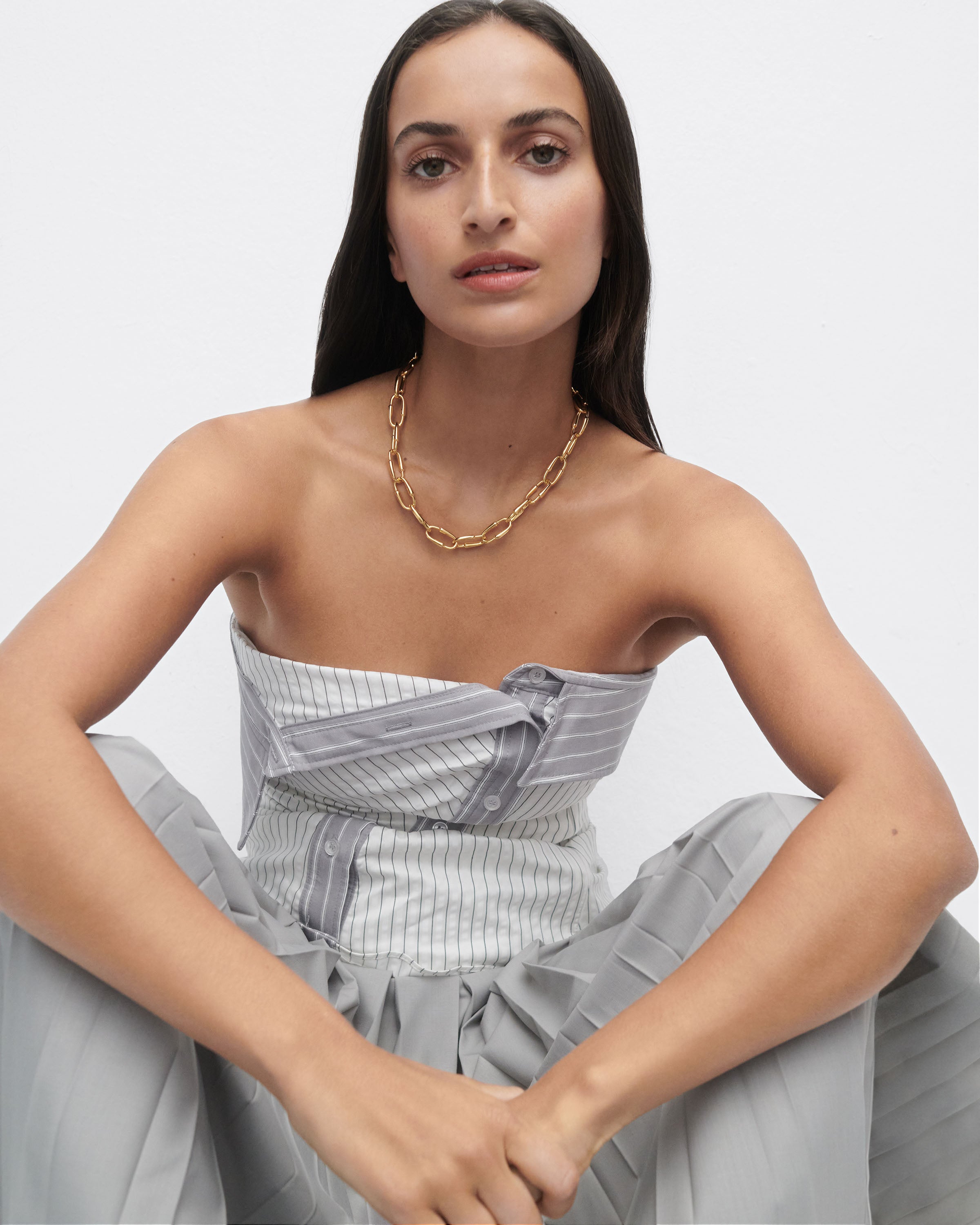Collar elegante de cadena entrelazada con diseño único en argollas - Joyería moderna para mujer, estilo minimalista y versátil