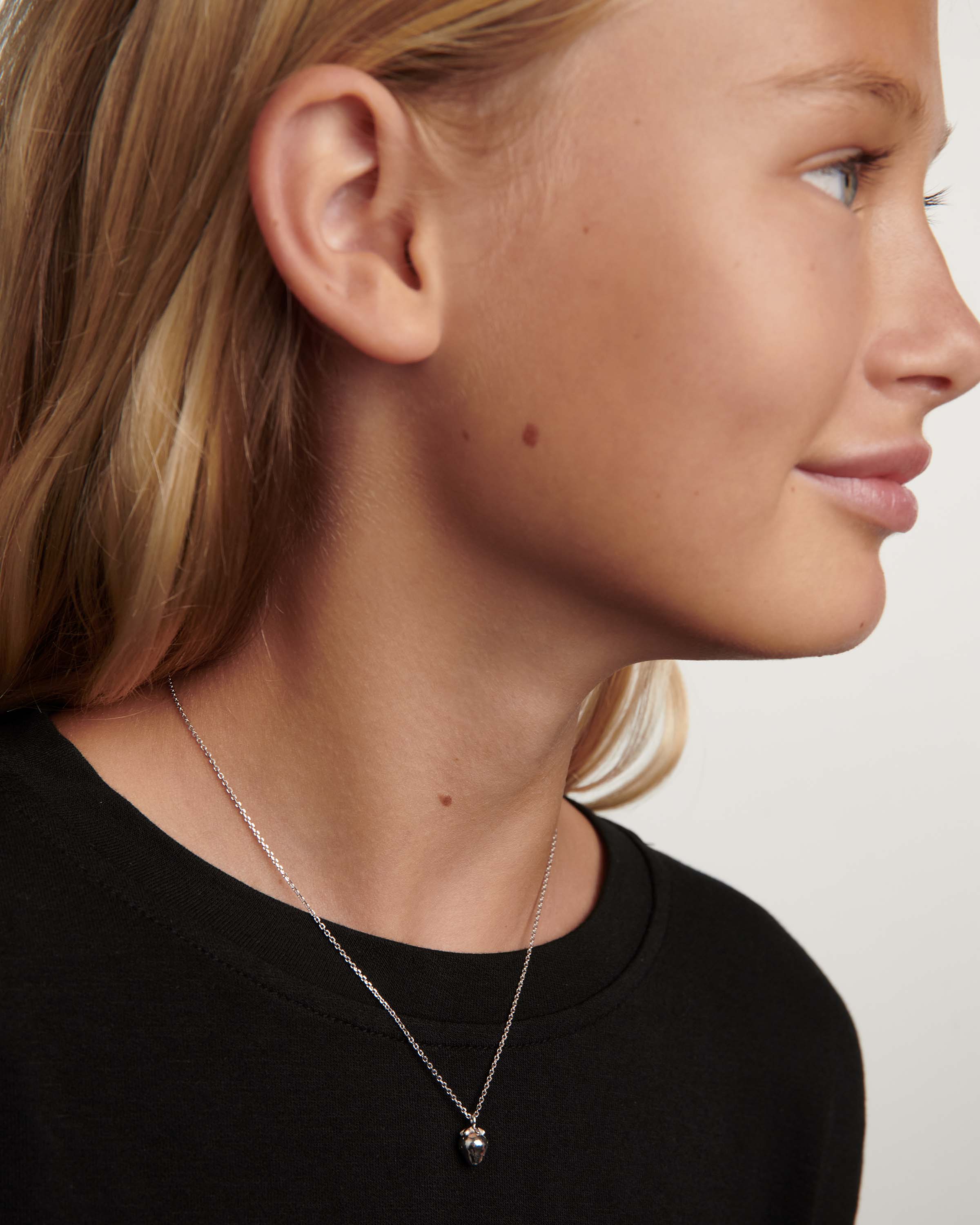 Collar Minimalista de Fresa en Plata Brillante con Detalles en Acero Quirúrgico
