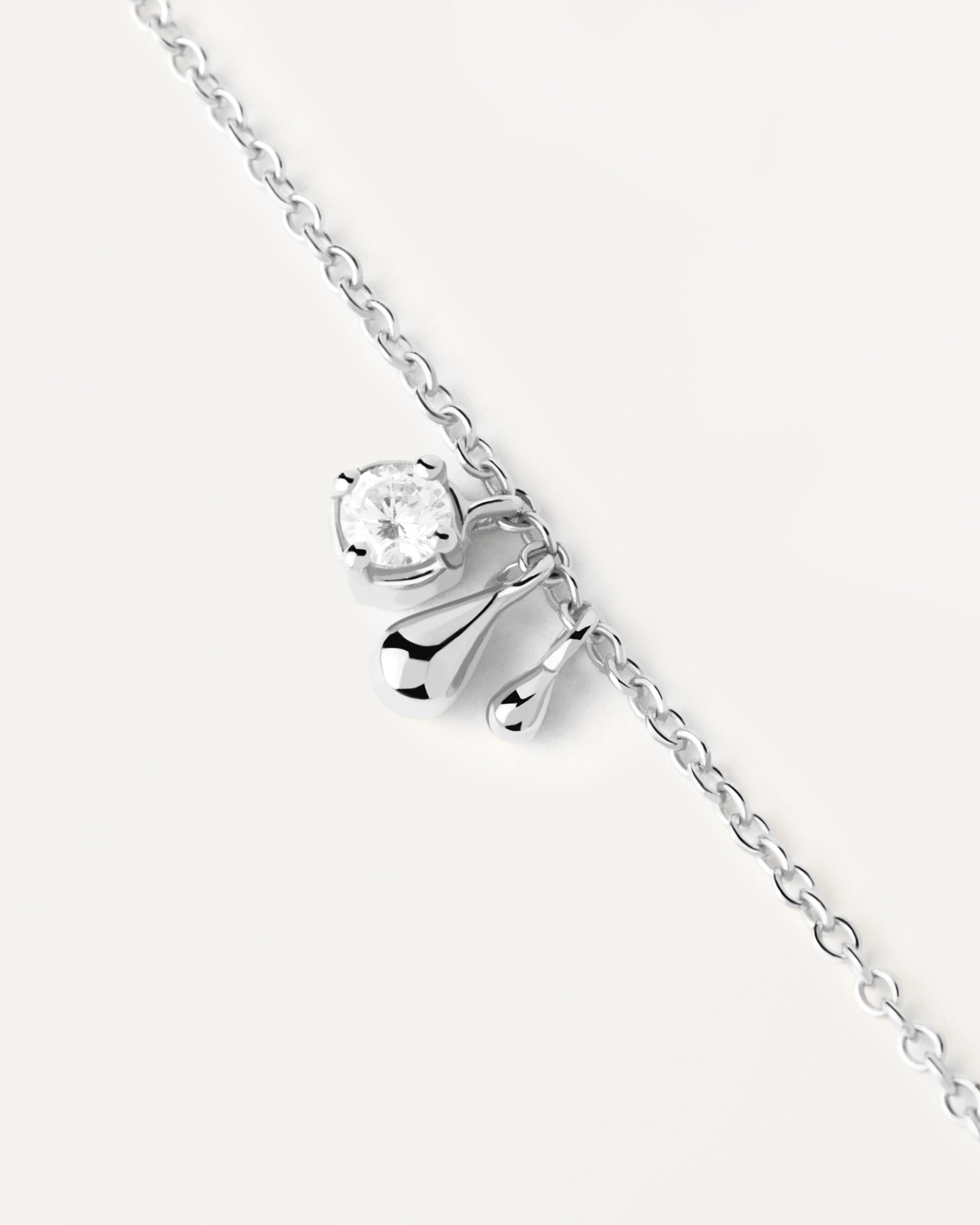 Collar Elegante de Plata con Diseño Fluido en Joyería Fina