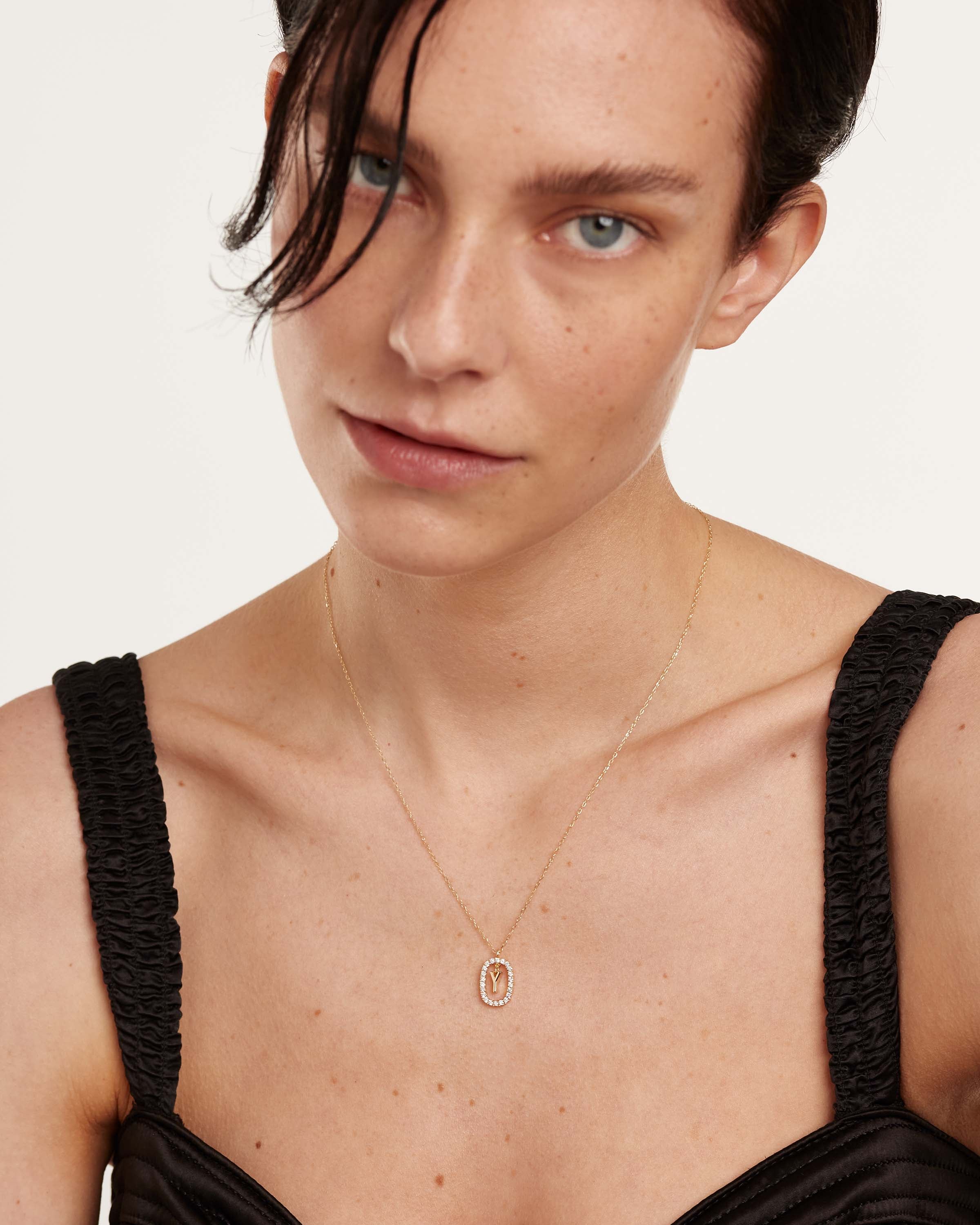 Collar de Oro 18K con Diamantes Brillantes y Diseño Elegante Letra Y - Joyería de Lujo Exclusiva