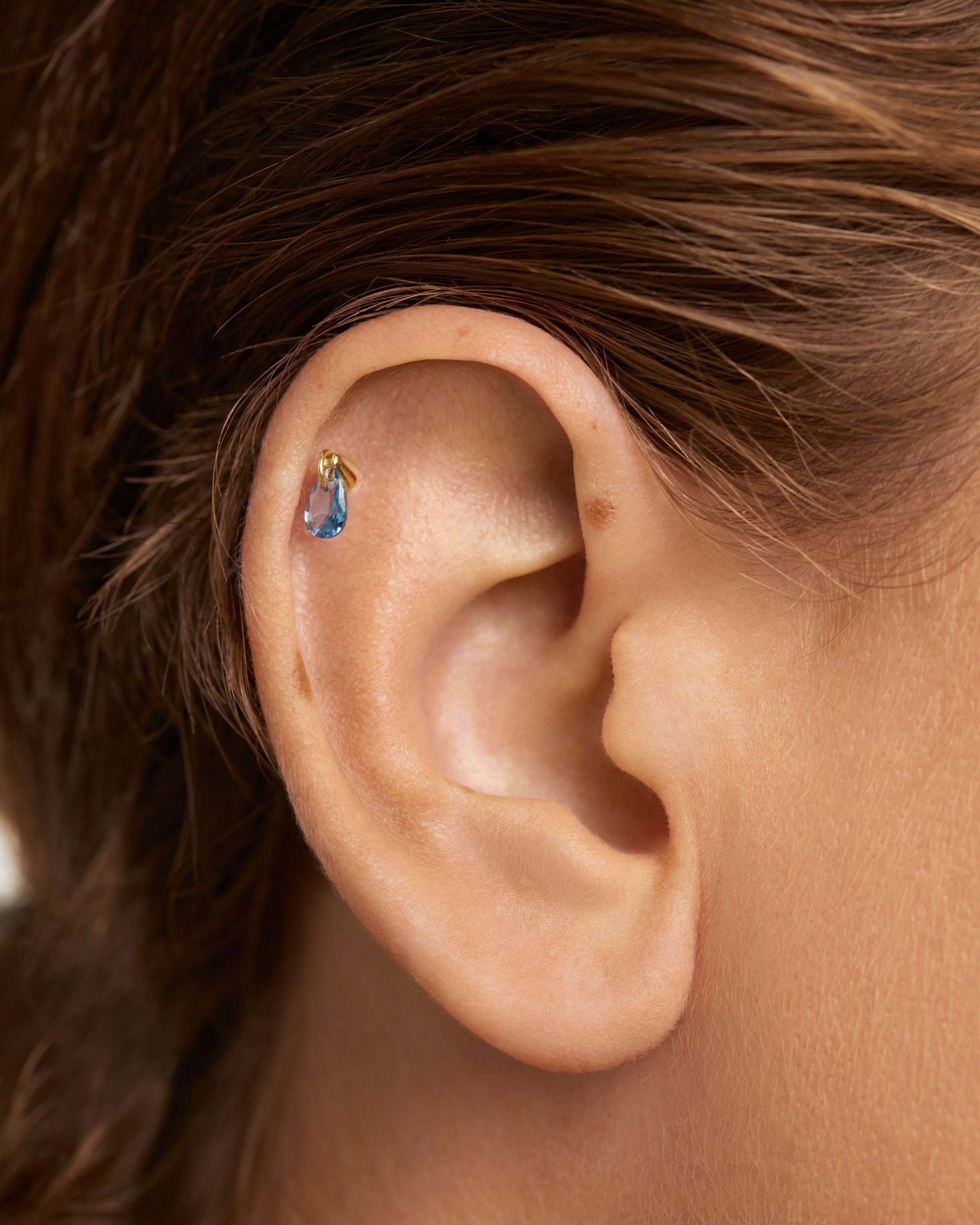 Arete Único Flor de Lirio Azul - Diseño Exclusivo para Mujer