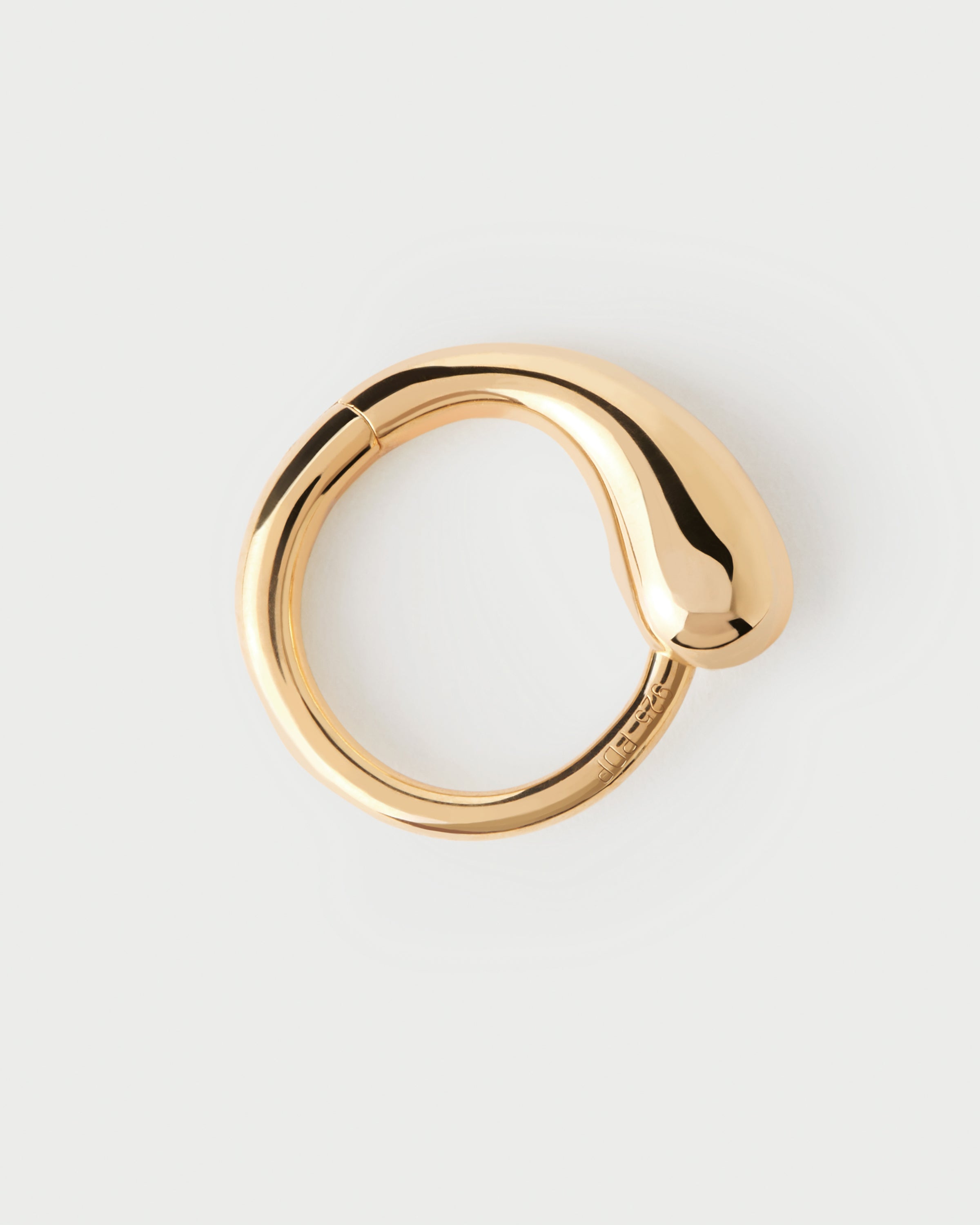 Pendiente de Aro Único con Diseño Minimalista para Joyería Contemporánea
