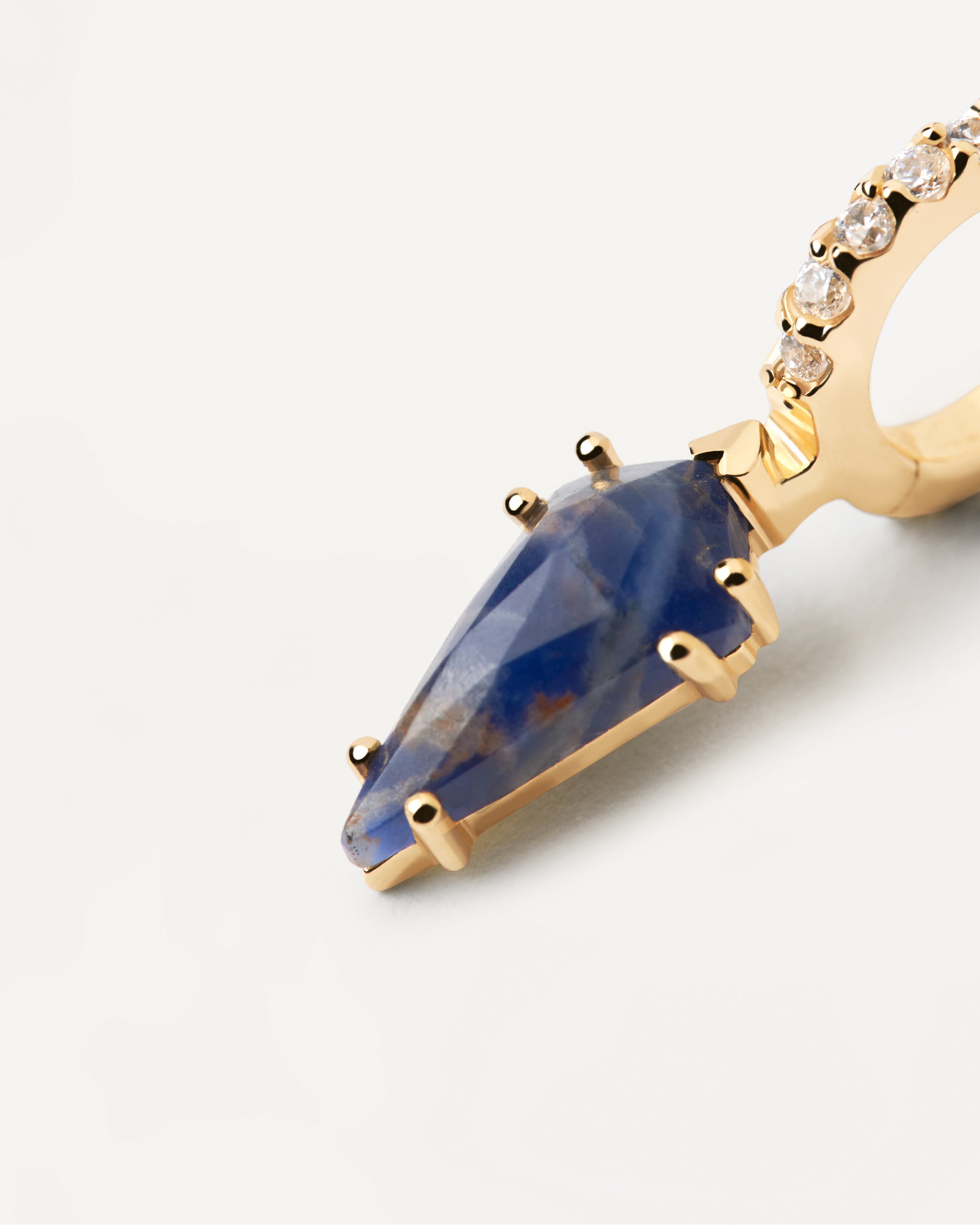 Pendiente Único de Sodalita Naoki - Joyería Minimalista con Detalle Artesanal