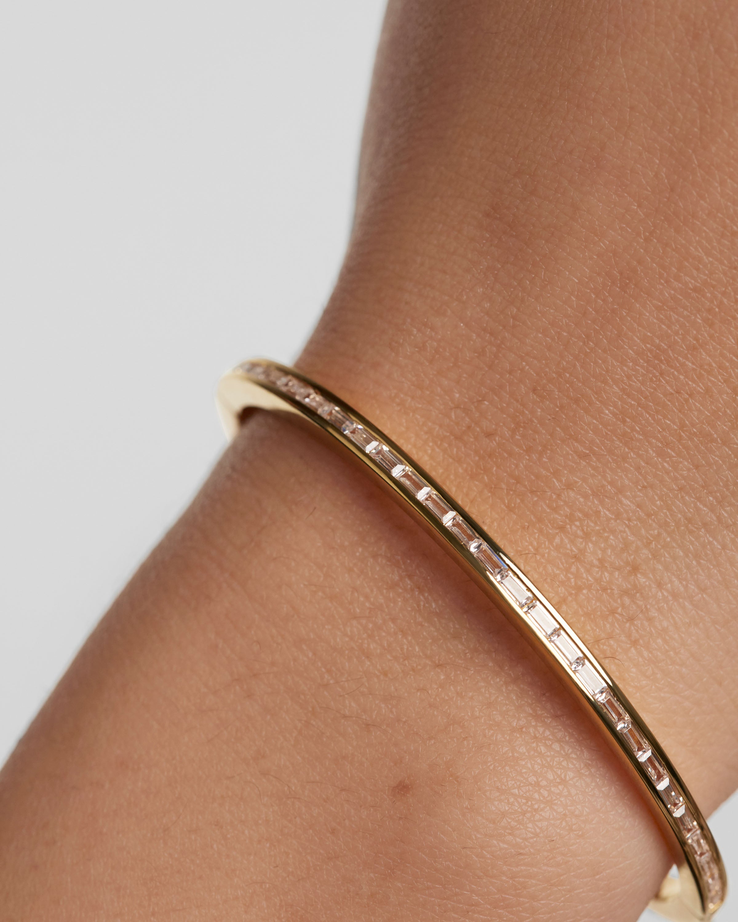 Pulsera Viena Elegante - Brazalete Minimalista en Acero Inoxidable para Mujer