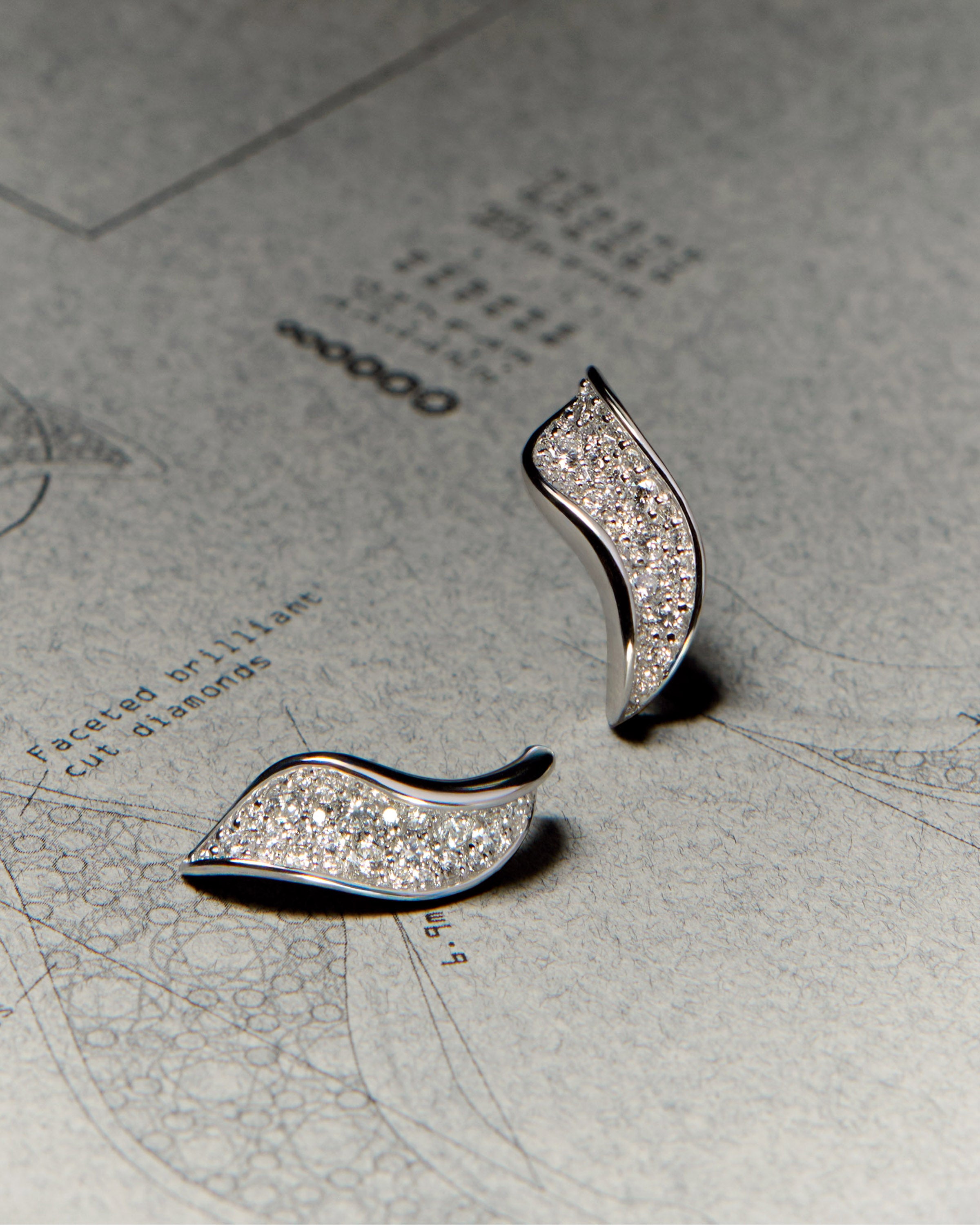 Aretes Elegantes de Violeta con Incrustaciones de Diamantes y Oro Blanco