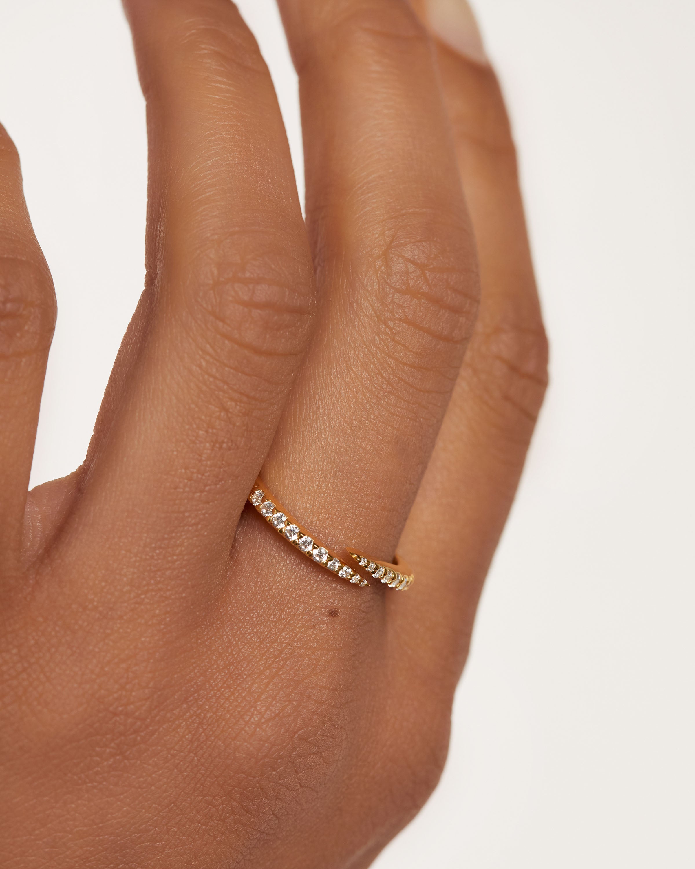 Anillo Abrazo Íntimo - Símbolo de Conexión Eterna  
Sortija Envuélvete en Elegancia  
Aro de Afinidad Afectiva - Tu Esencia en Metal  
Anillo de Abrazo Continuo - Diseño Fluido en Plata  
Sortija Abrazo Perdurable - Armonía en Cada Curva