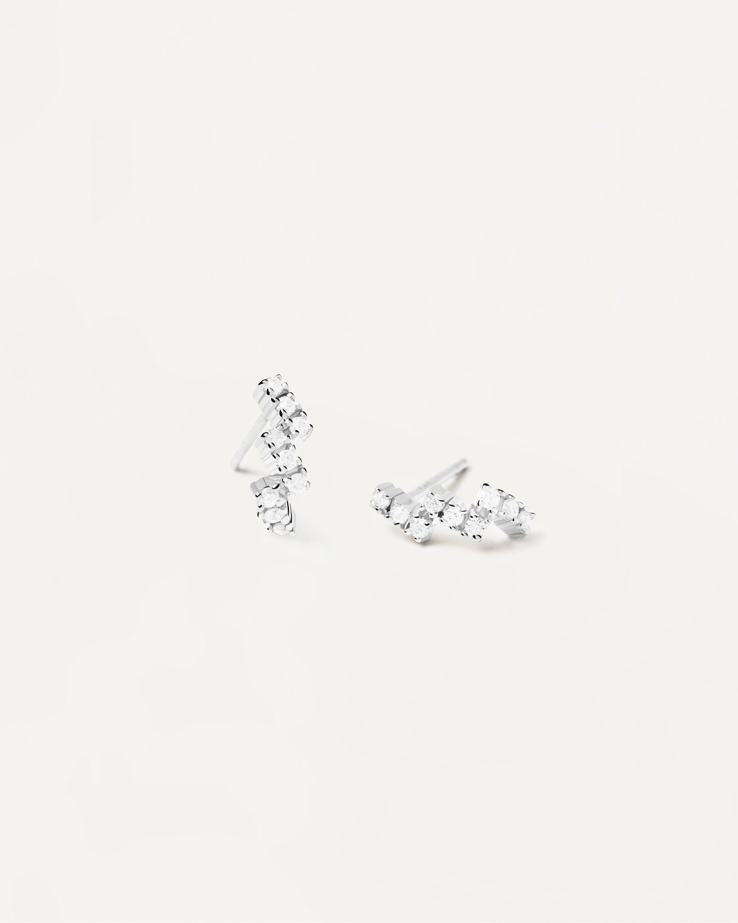 Elegantes Pendientes de Plata con Diseño de Cierre Moderno