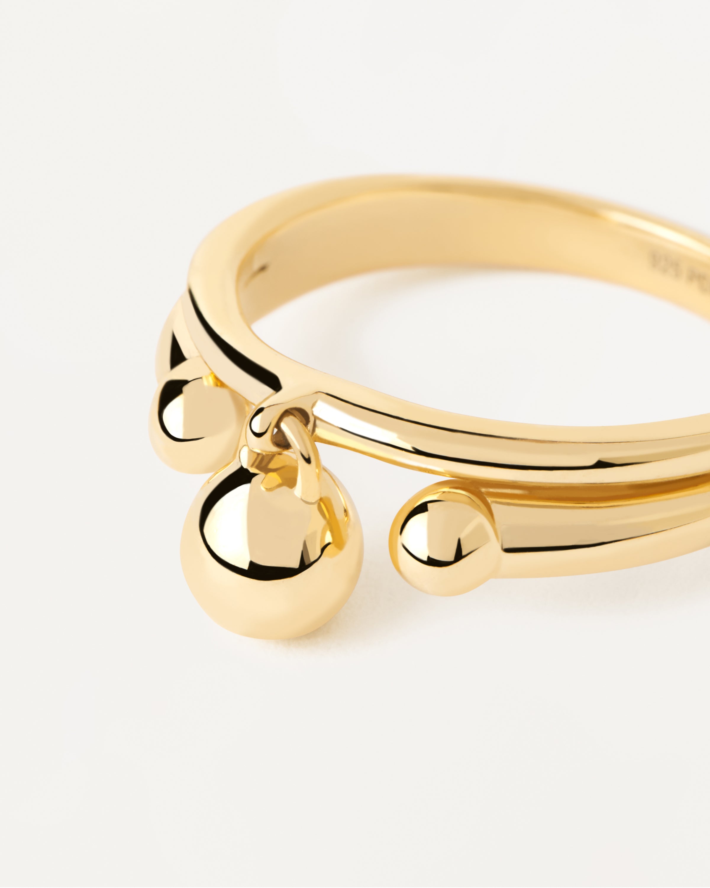 Anillo Berlinés Moderno con Detalles Exclusivos en Plata