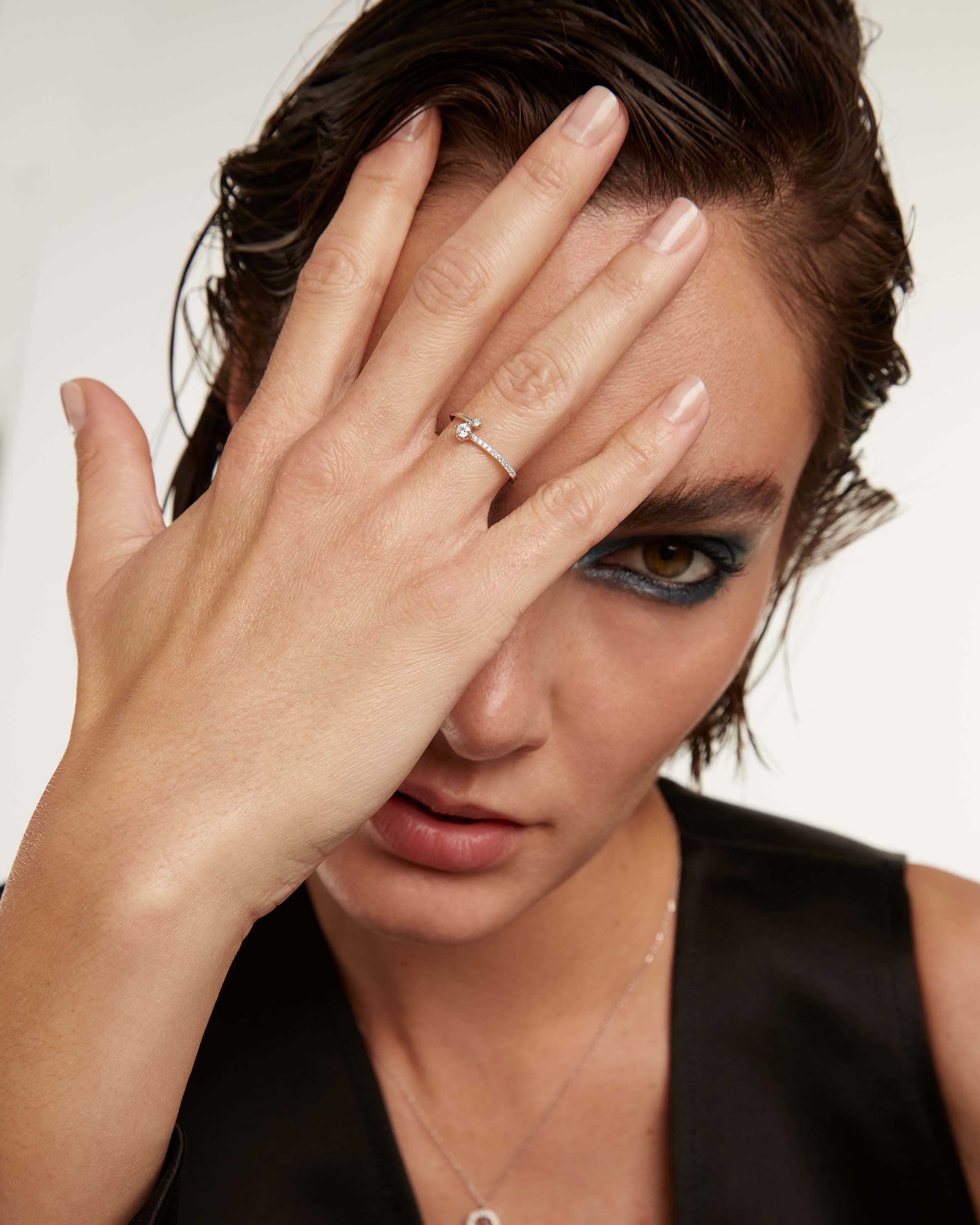 Anillo Oscilante de Oro Blanco con Diamantes - Bisutería de Lujo en Movimiento
