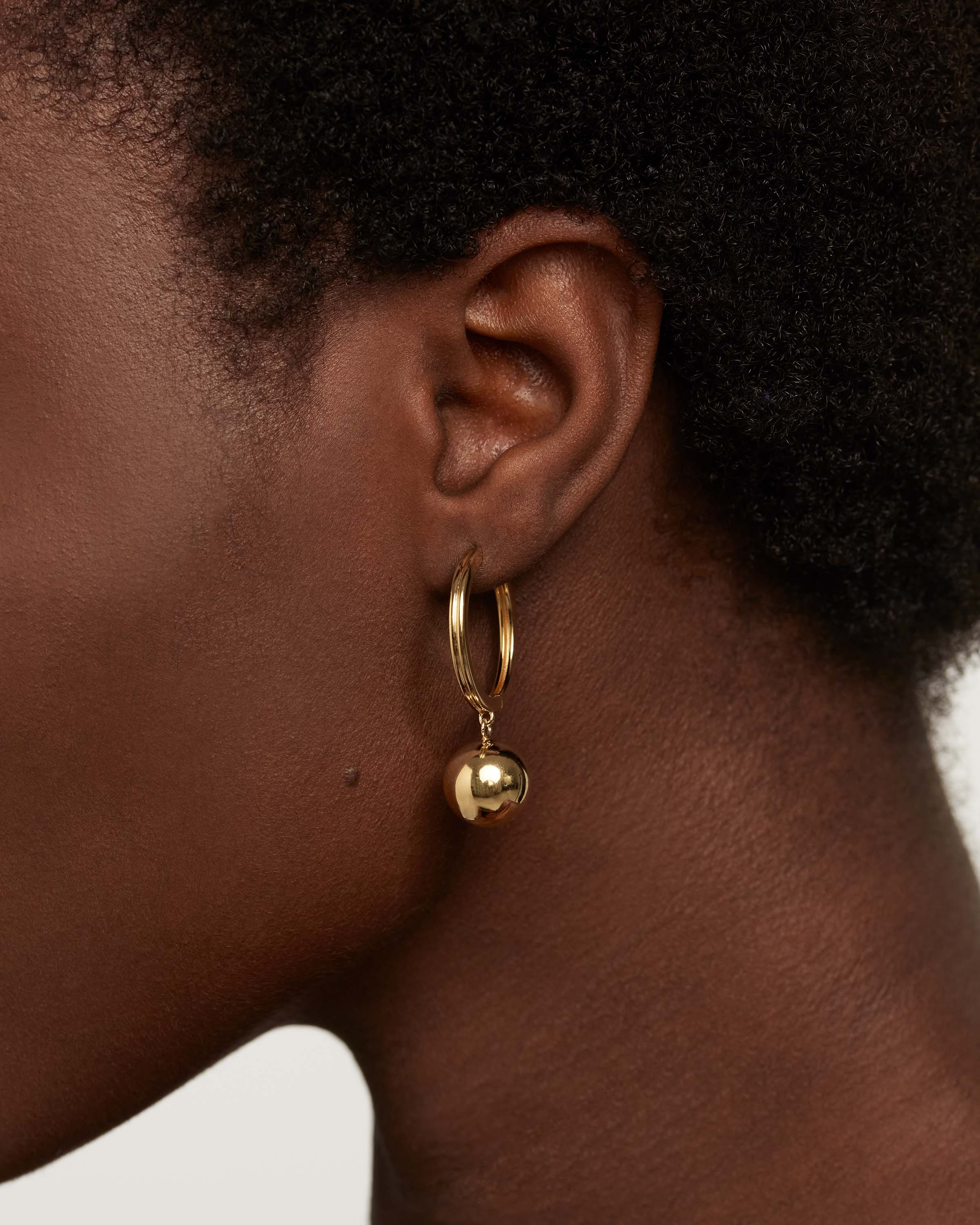Aretes Tecnofuturistas: Diseño Vanguardista Inteligente