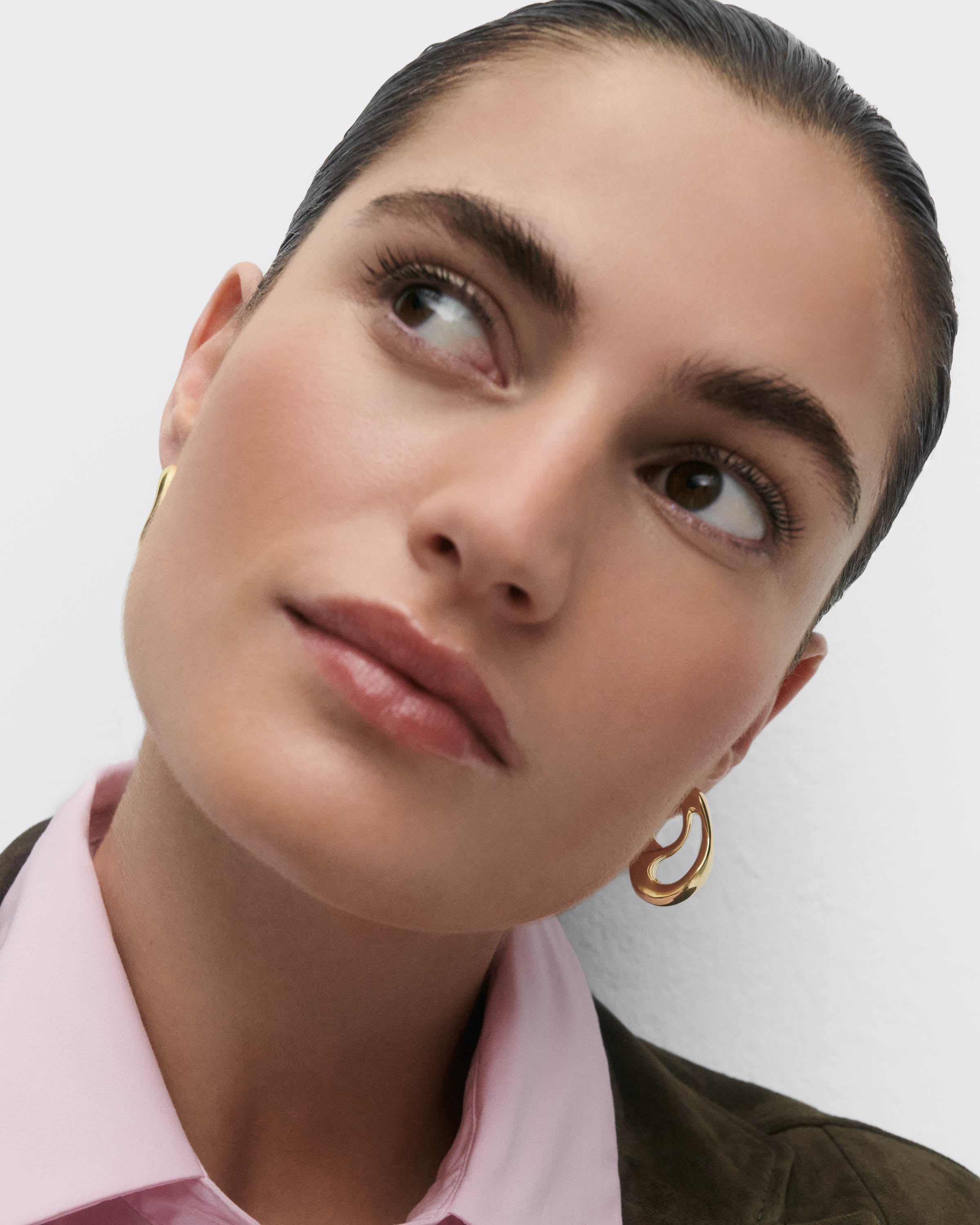 Aretes de Aro Brisa en Oro de 14K: Diseño Minimalista y Ligero para Uso Diario o Ocasiones Especiales