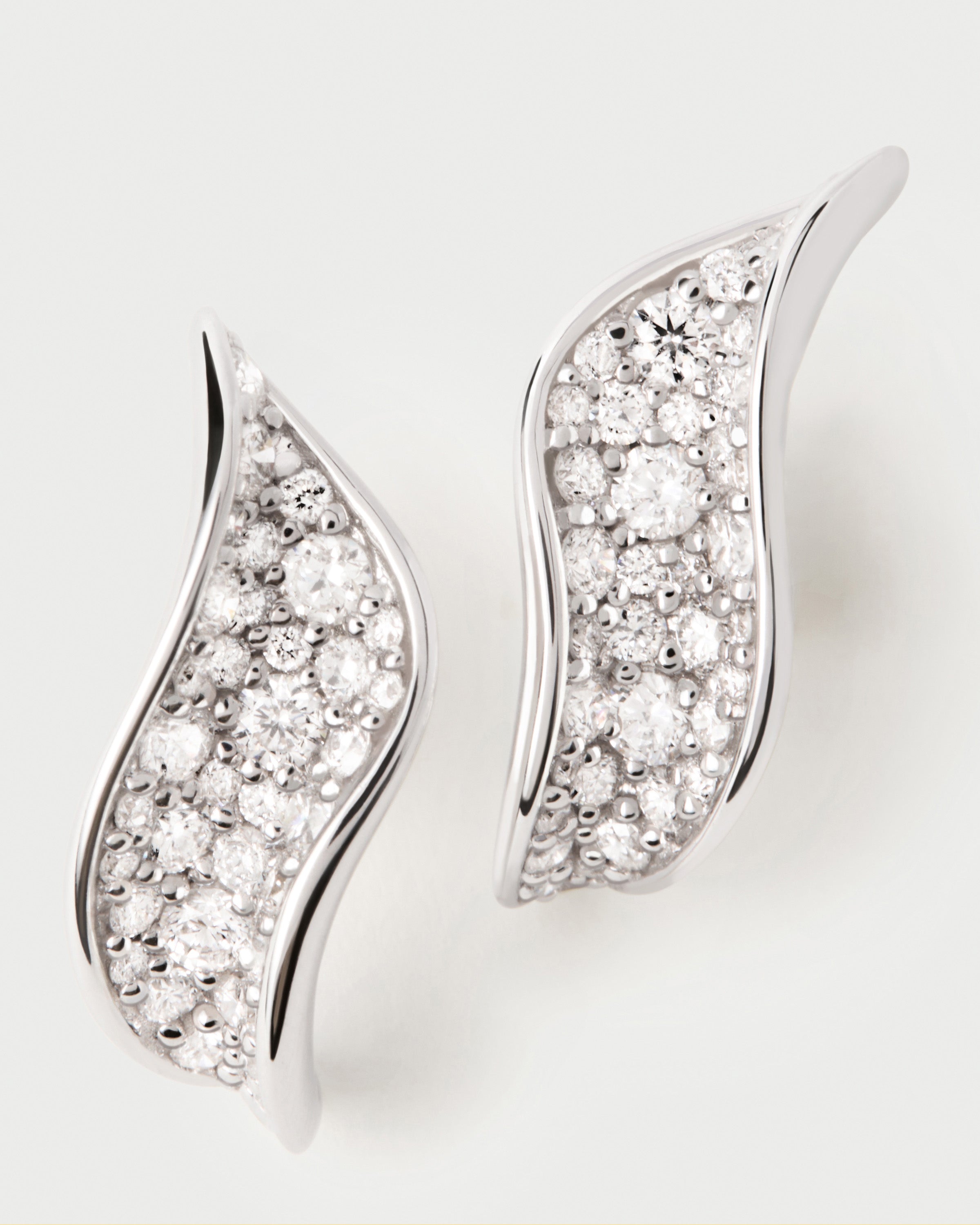 Aretes Elegantes de Violeta con Incrustaciones de Diamantes y Oro Blanco