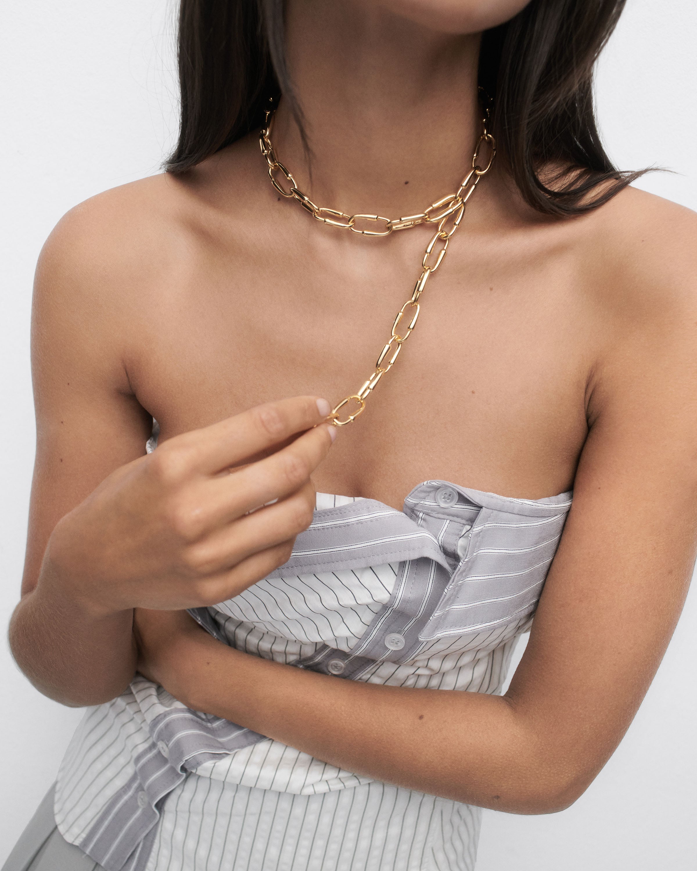 Collar elegante de cadena entrelazada con diseño único en argollas - Joyería moderna para mujer, estilo minimalista y versátil