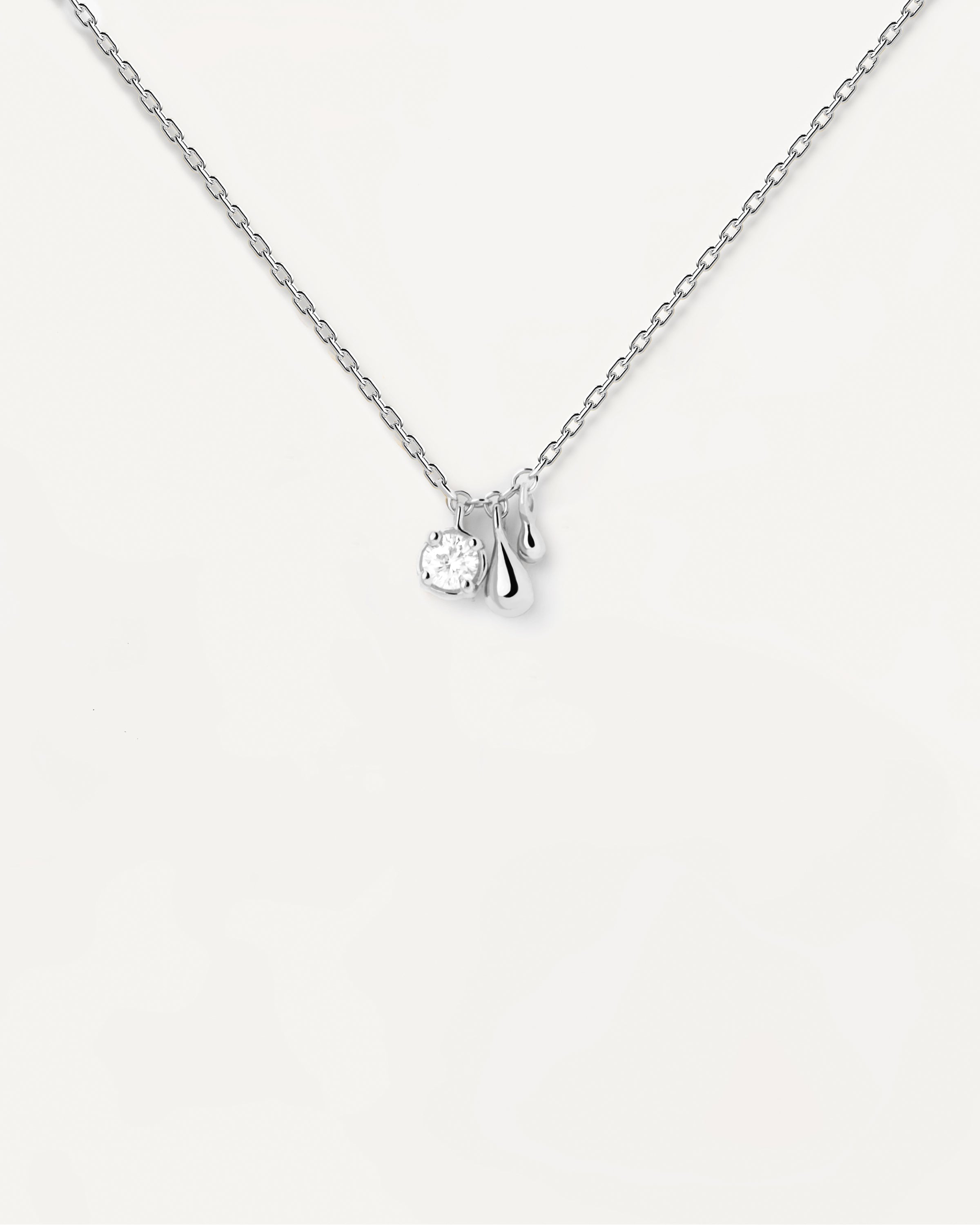 Collar Elegante de Plata con Diseño Fluido en Joyería Fina